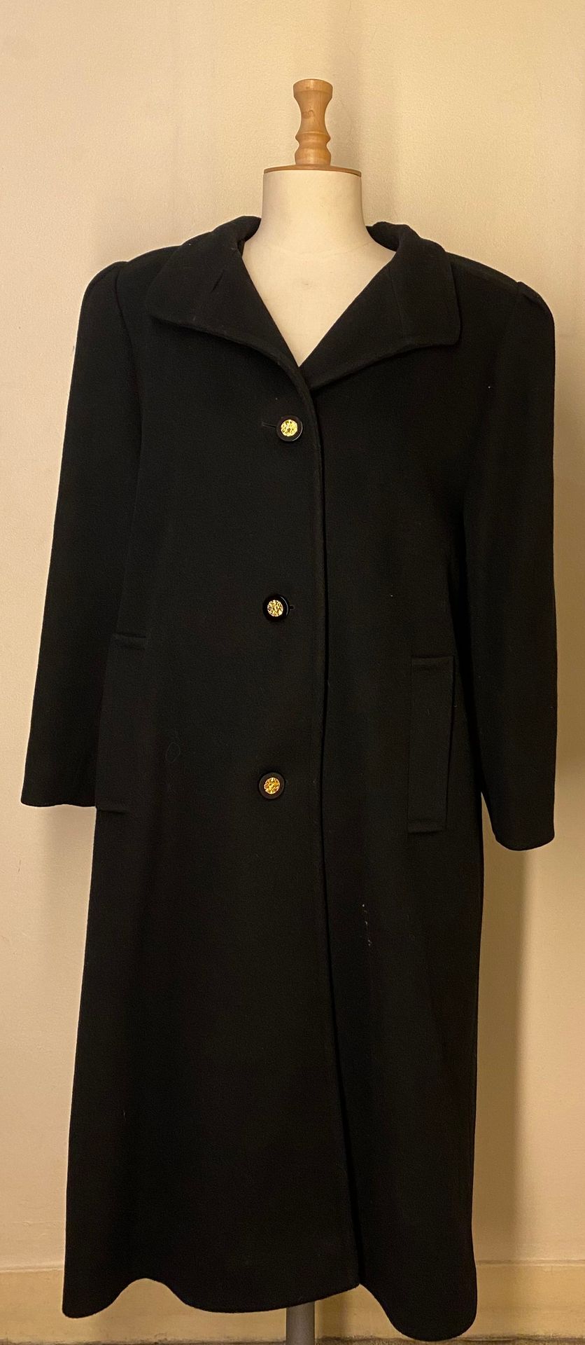 Null 一套两件黑色大衣，一件为剪绒羊皮，另一件为羊绒。尺寸42-44



拍卖会将于2021年12月20日（星期一）在巴黎第十五区举行，只接受预约。


&hellip;