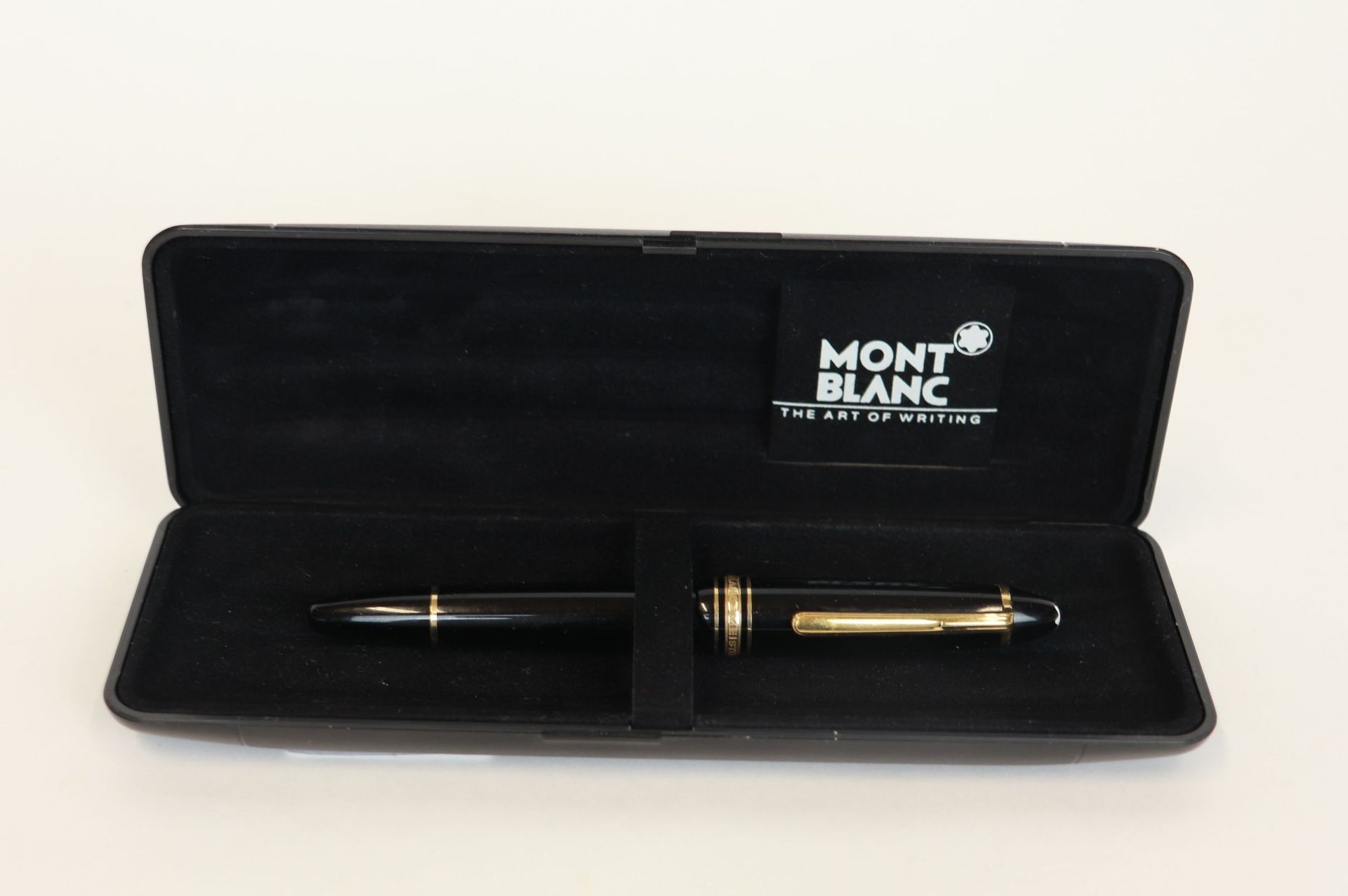Null 蒙特布朗

黑色树脂和金色金属的Meisterstuck钢笔，编号146。笔尖为18C金。在它的盒子里。



拍卖会将于2021年12月20日（星期&hellip;