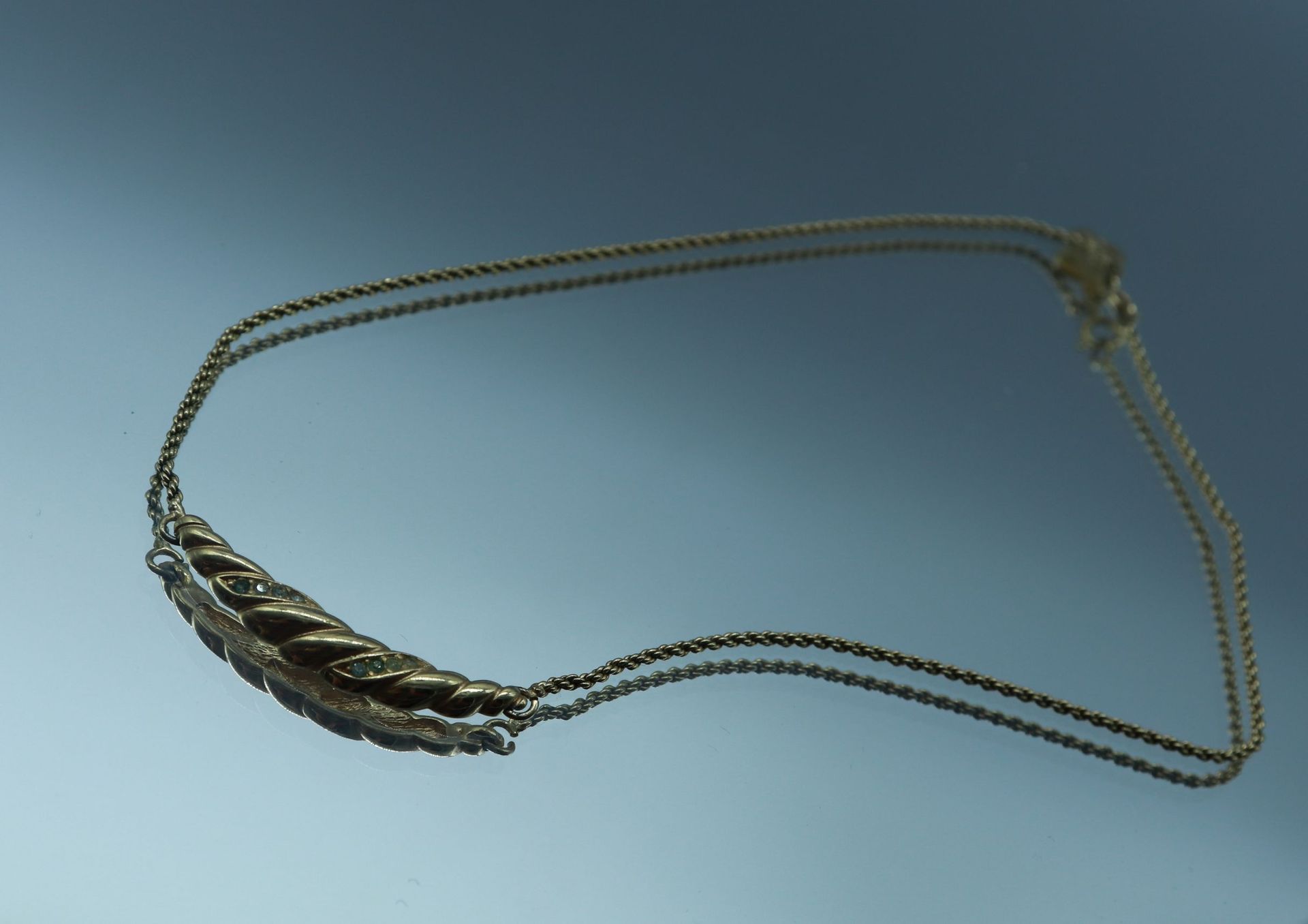Null 克里斯蒂安-迪奥

镀银金属项链，编织的图案上铺有水钻。签名。长度：38厘米



抽签将于2021年12月20日（星期一）在巴黎第十五届会议上进行，&hellip;