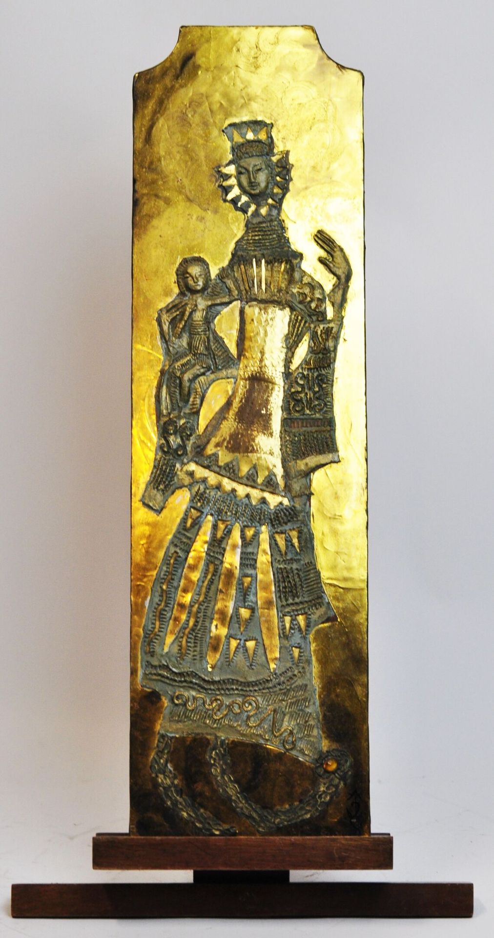 Null Virgin and child in carved metal and gilded plywood on panel. African work &hellip;