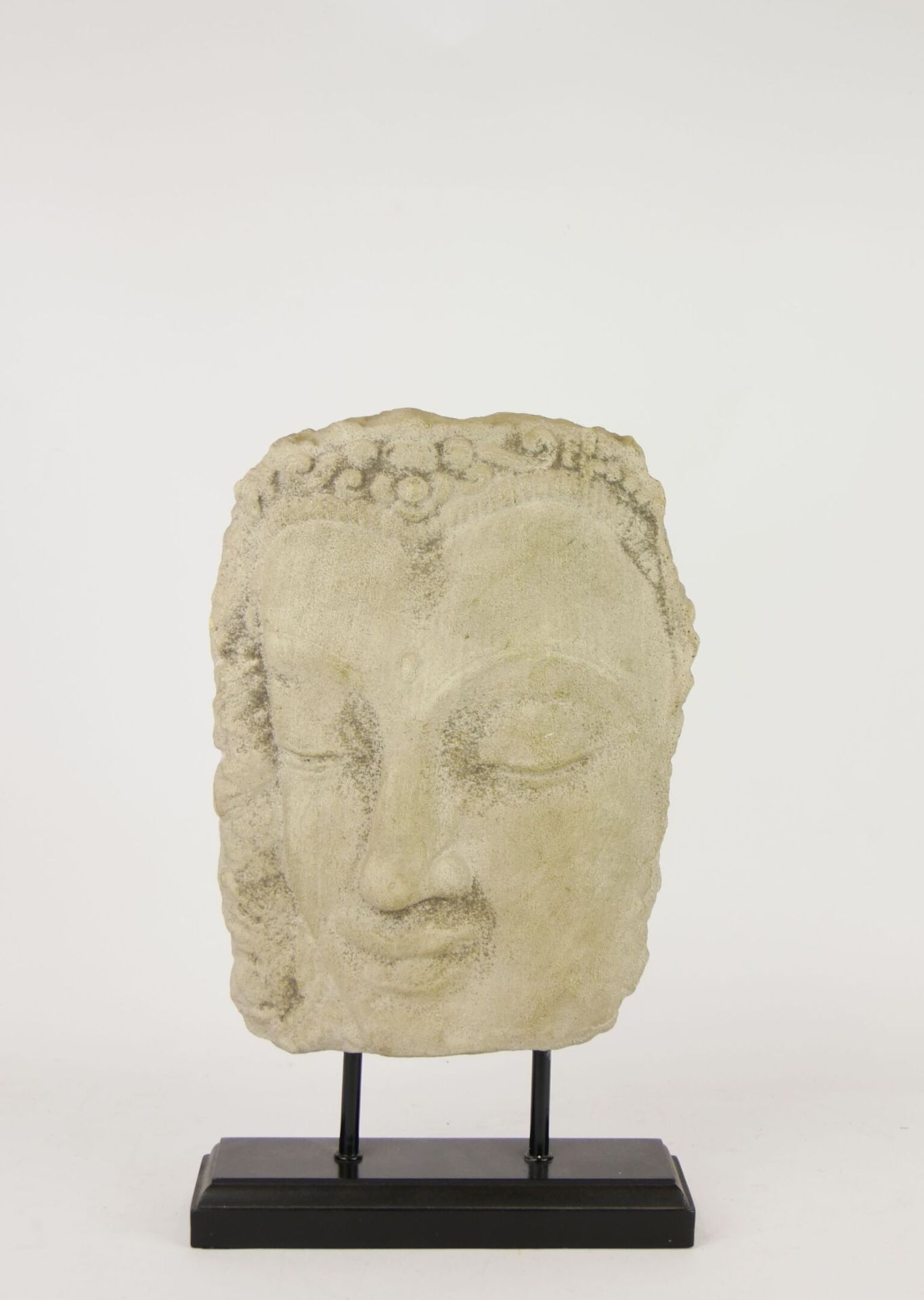 Null Escultura de bajo relieve en resina que representa el rostro de un Buda. Tr&hellip;