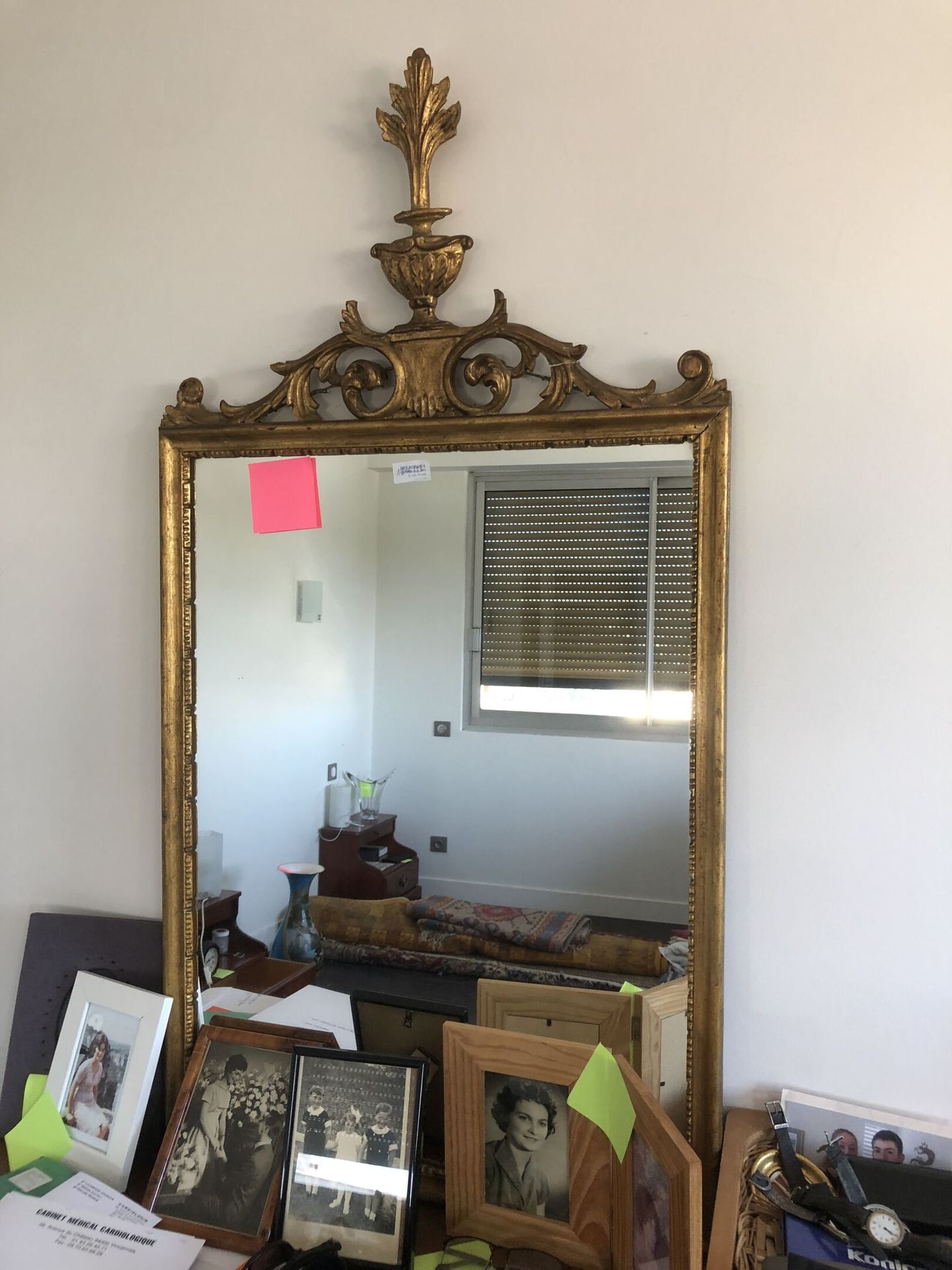 Null Miroir rectangulaire en bois doré à décor de frise de perles, le fronton aj&hellip;