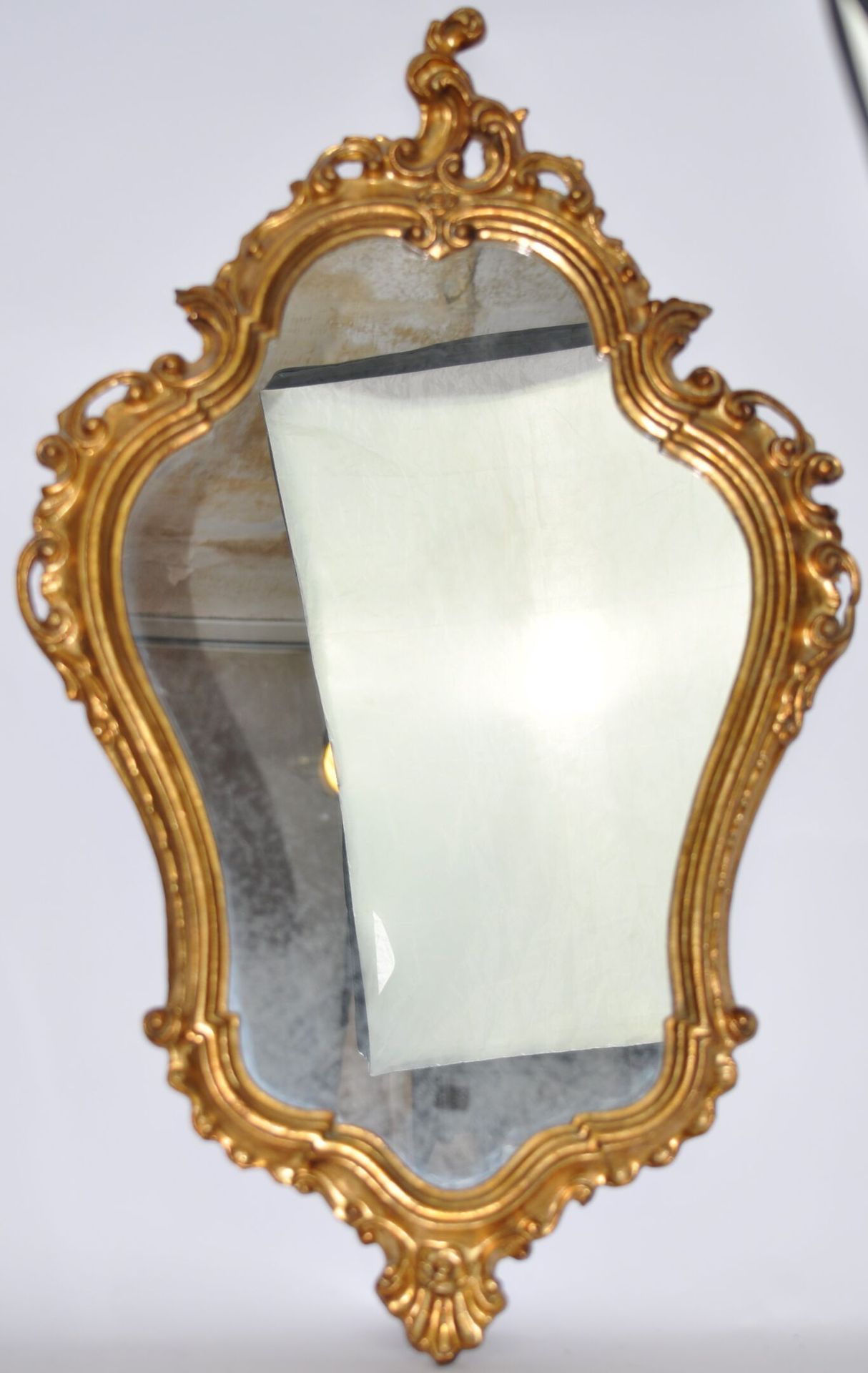 Null Miroir en bois sculpté et doré de forme violonée à décor de coquilles et fl&hellip;