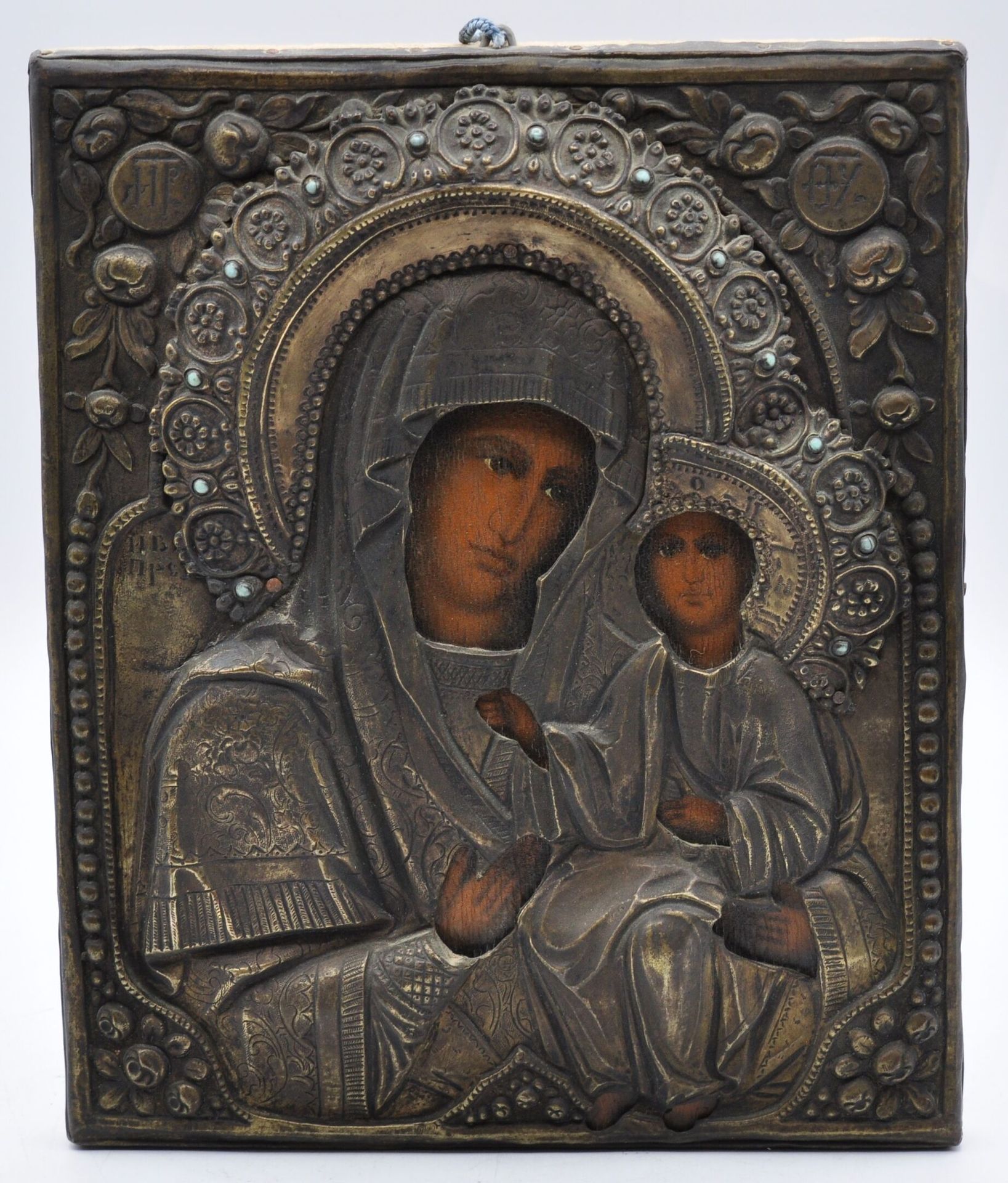 Null 19世纪末的俄罗斯学校

圣母与圣婴

在木头上涂抹淡彩，上面覆盖着刻有蓝色宝石装饰的铜制里扎。

27,5 x 22 cm





拍卖会将于20&hellip;