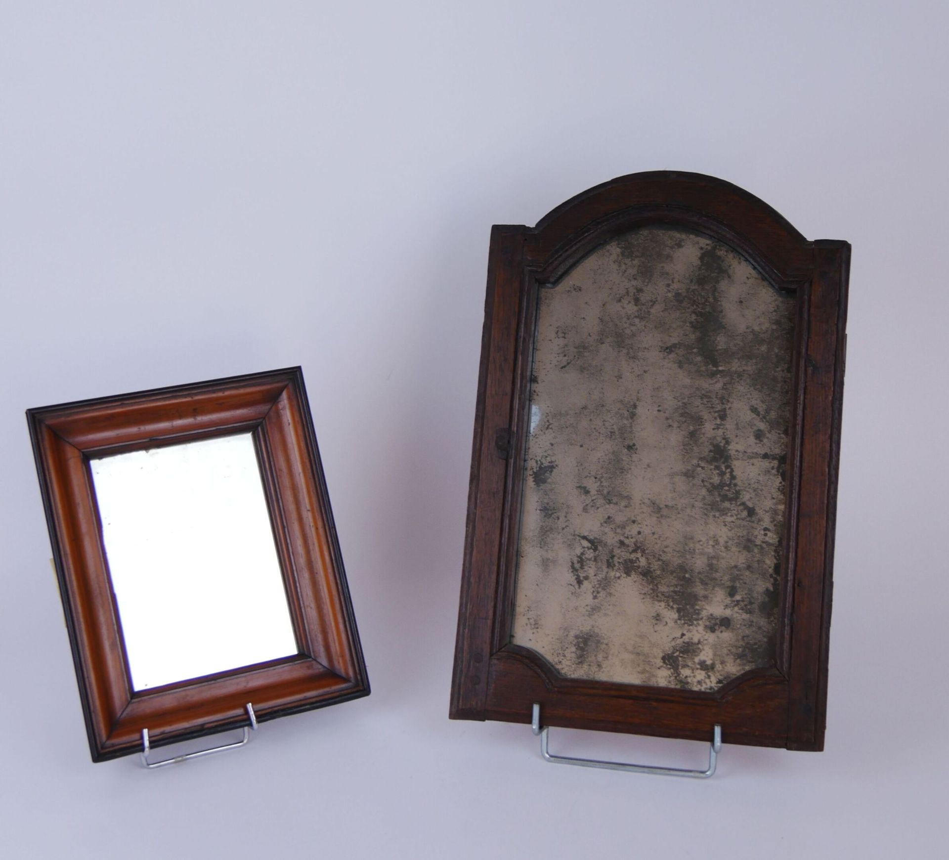Null Dos espejos rectangulares de madera natural, uno de ellos con frontón curvo&hellip;