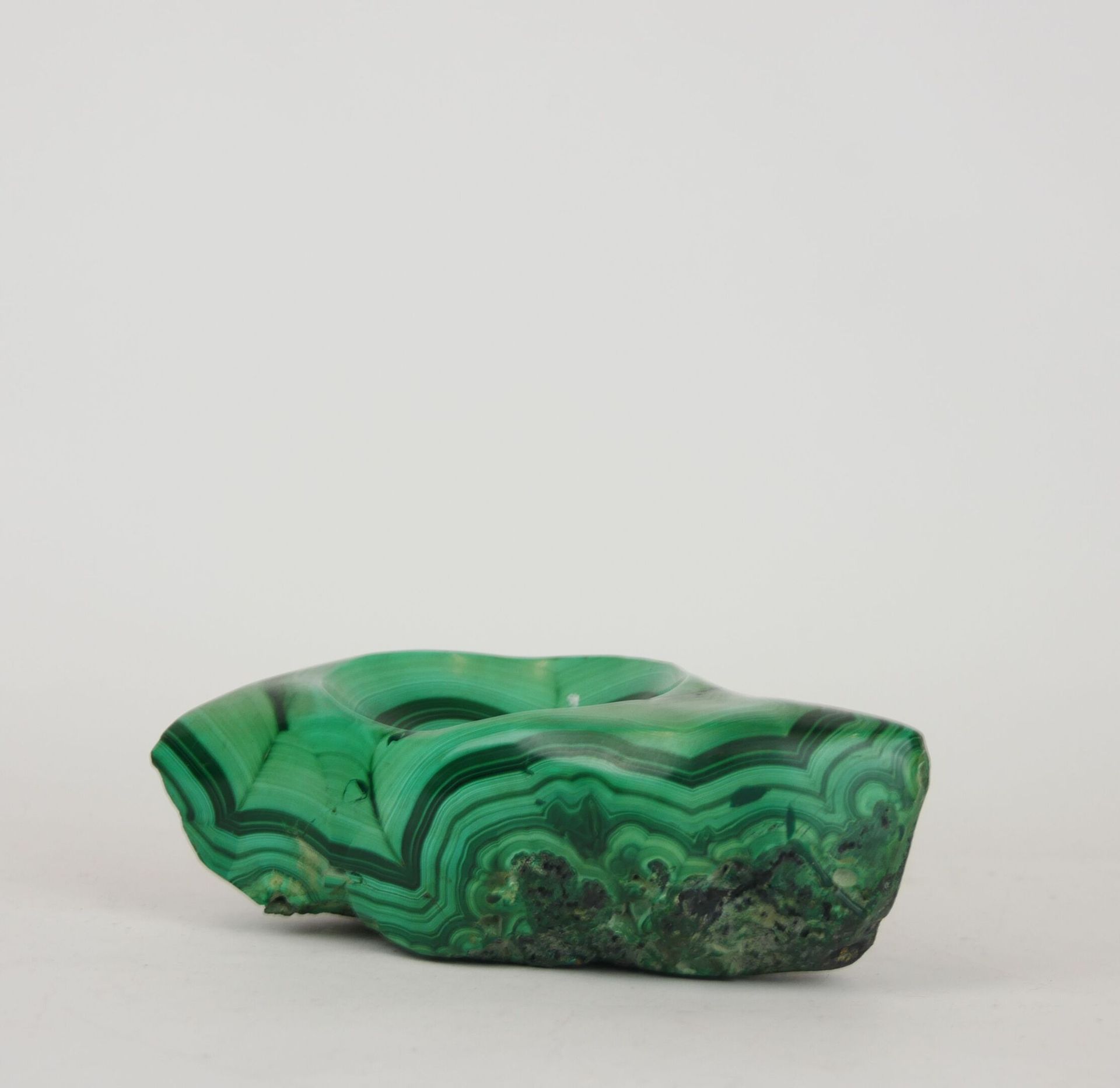 Null Empty pocket carved in a block of malachite. 

Dimensions : 6 x 16 x 8 cm -&hellip;
