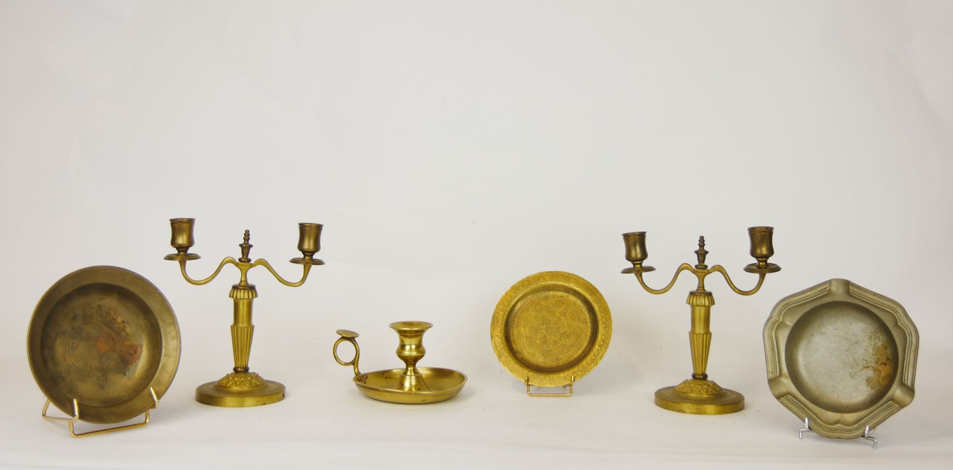 Null 大量的铜制小饰品，包括:

- 一个刻有星星的杯垫。直径：14厘米

- 一个金属碗，可能是一个士兵的碗。直径：15厘米

- 一个锡制的烟灰缸。直径&hellip;