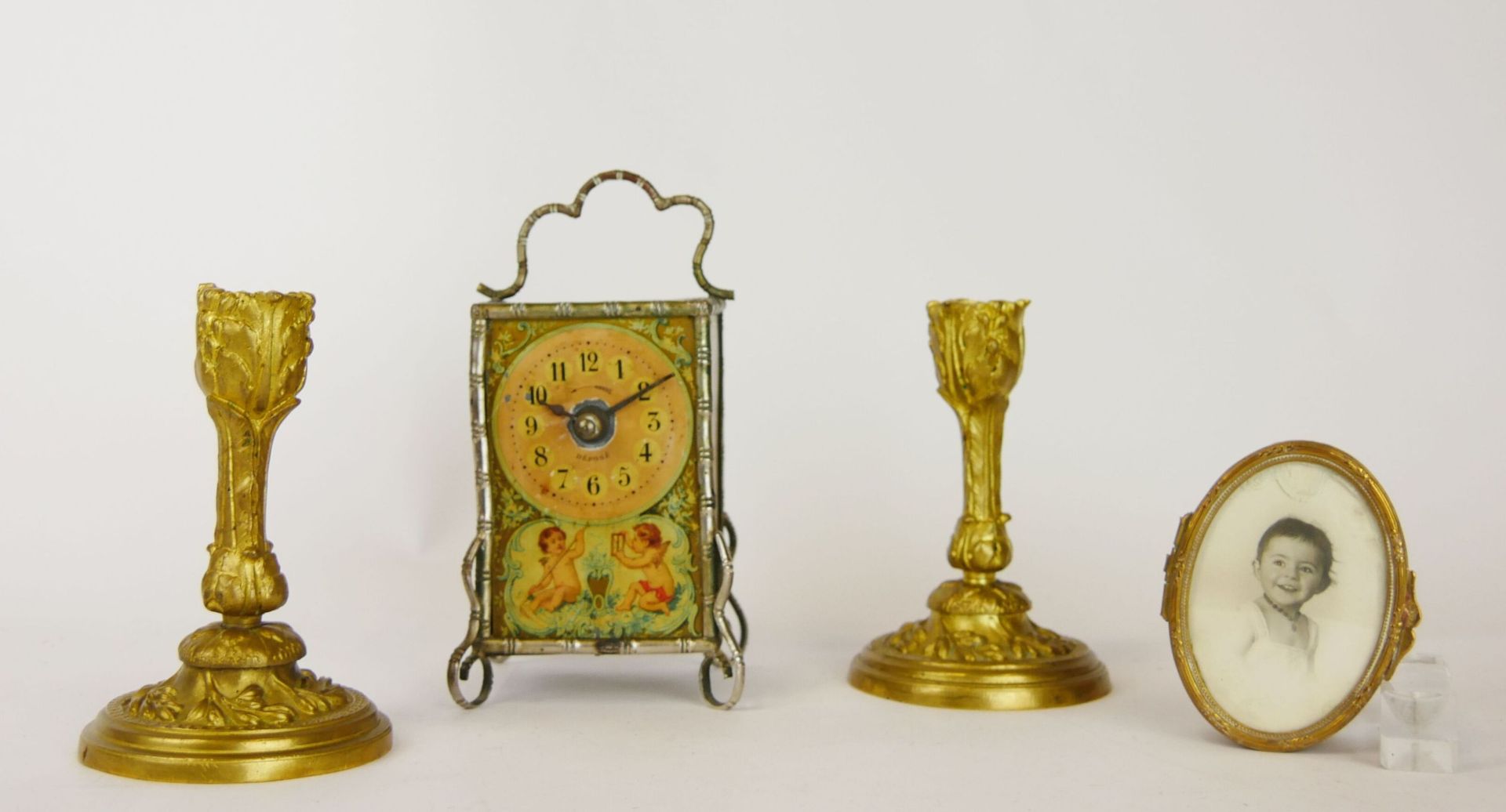 Null 很多小饰品，包括:

- 一个椭圆形的鎏金金属盒，上面有卷轴装饰，覆盖着一张儿童的照片。尺寸：3 x 8.5 x 6.5厘米

- 一对装饰有刺桐叶的&hellip;