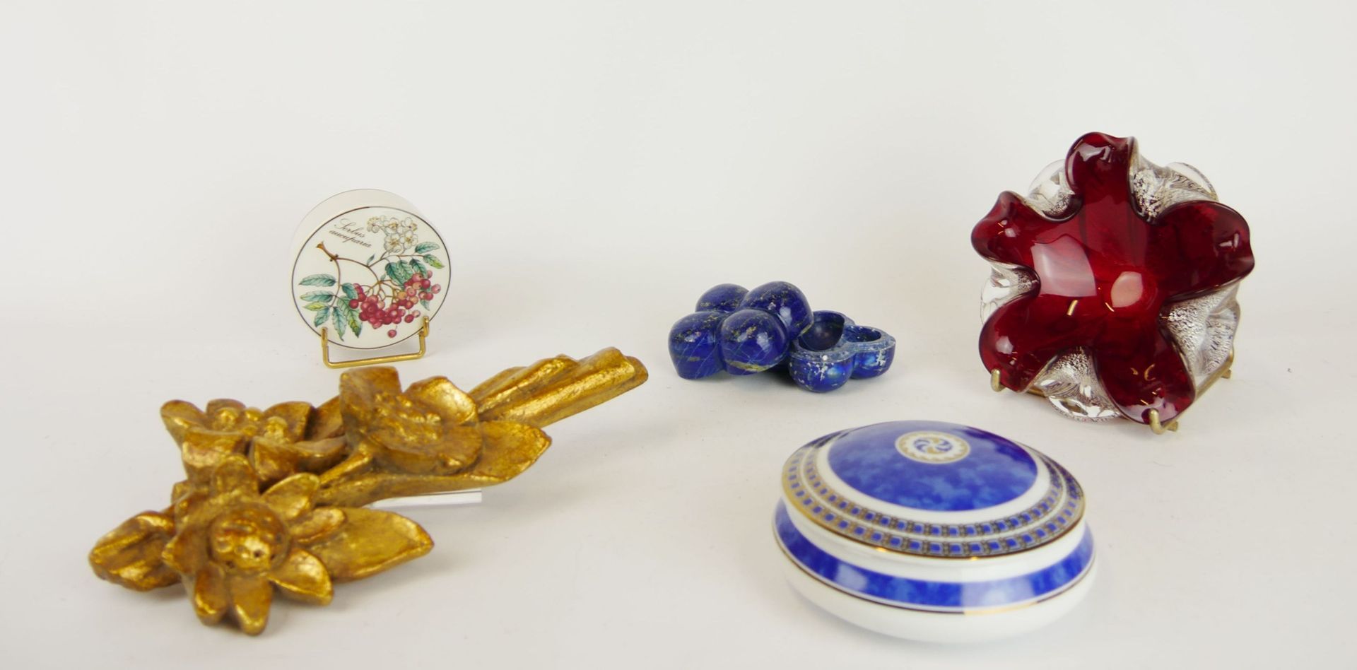 Null 各种各样的小饰品，包括:

- CHRISTOFLE 瓷器。象牙色背景的蓝色和金色瓷器bonbonniere，型号为 "Océana Bleu Byz&hellip;