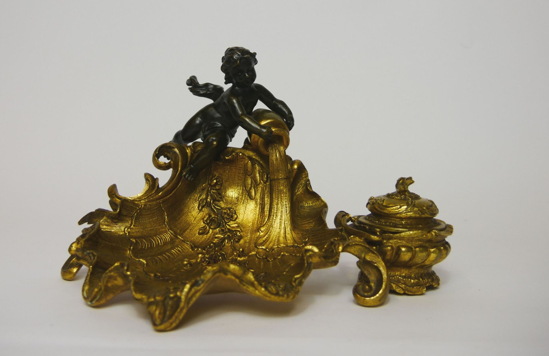 Null Tintenfass aus vergoldeter Bronze mit brauner Patina, das eine Allegorie ei&hellip;