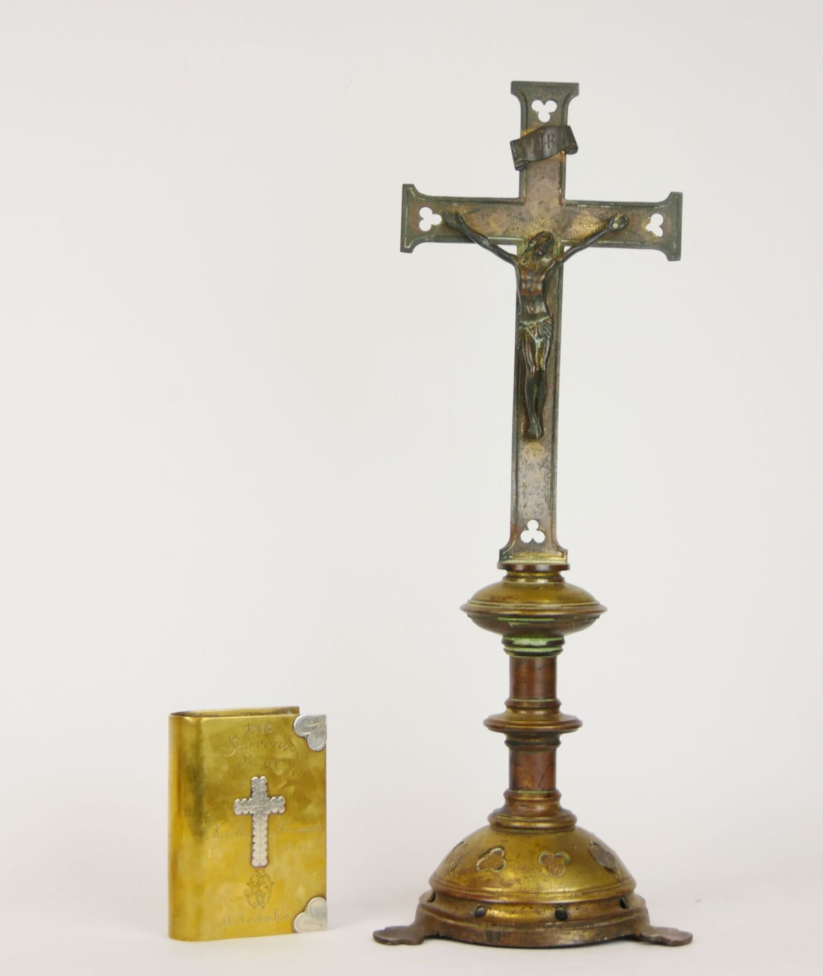Null 书籍打火机，模拟一本镀金黄铜和银金属的书，上面写着 "1918年11月18日罗杰-奥雷利-亚历山大纪念册"。

尺寸：4 x 12 x 8.5厘米

&hellip;
