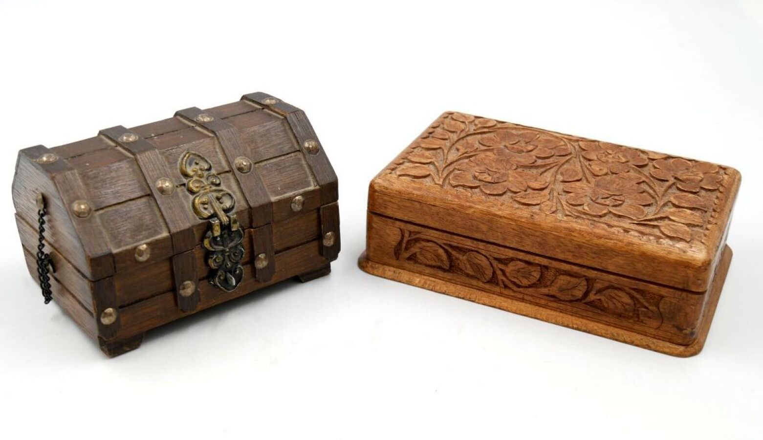 Null 一套两盒。

- 天然木雕花饰盒，6 x 21 x 13厘米

- 木制和金属珠宝盒组成的箱子，10 x 16 x 11.5厘米（铰链未拧紧，两只脚丢&hellip;