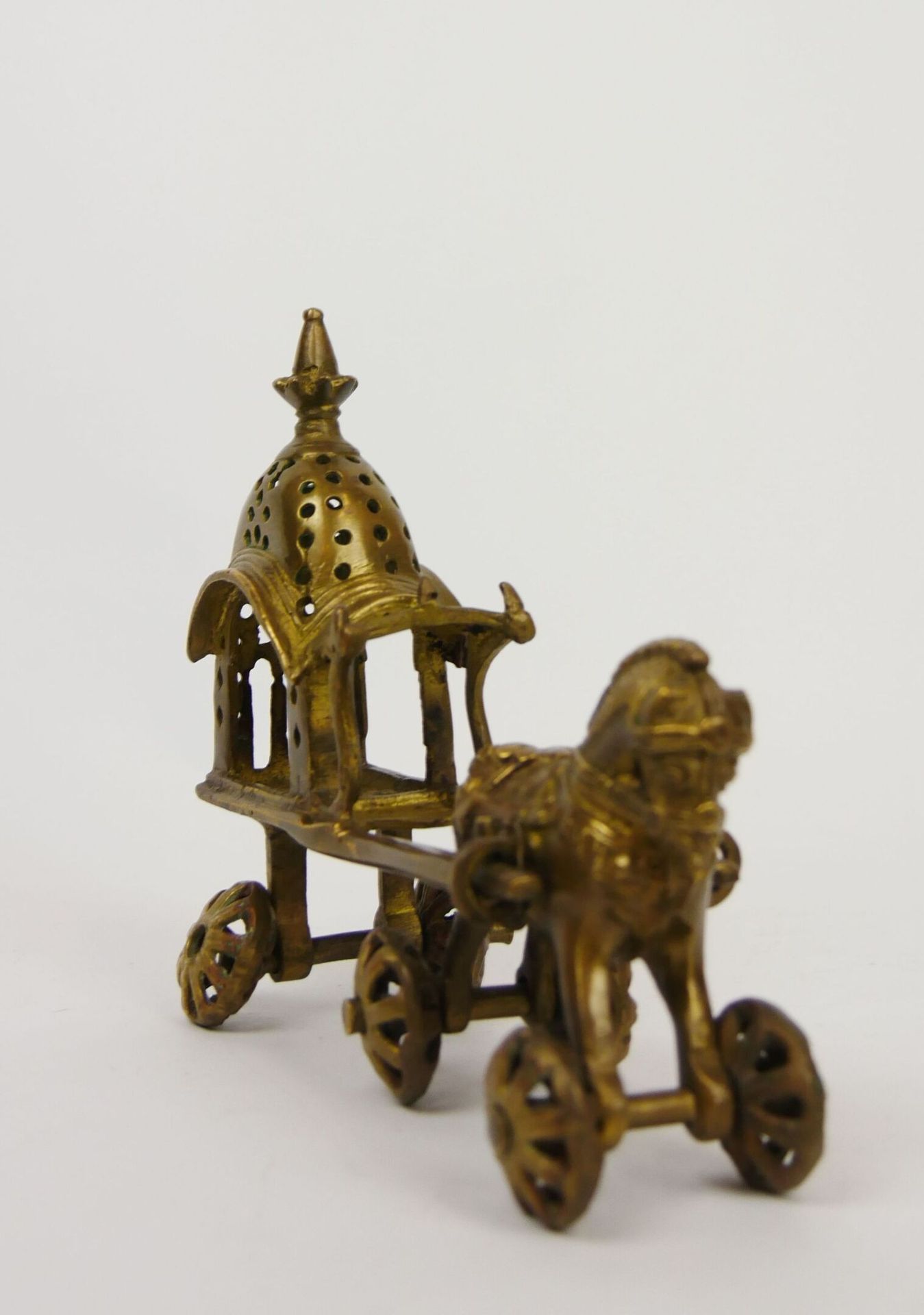 Null 骑在轮子上的马拉着一辆青铜马车。1900年左右的印度玩具。

尺寸：16 x 18 x 5厘米



附有一个代表一个戴着头饰的妇女的铜制服务铃。高度&hellip;