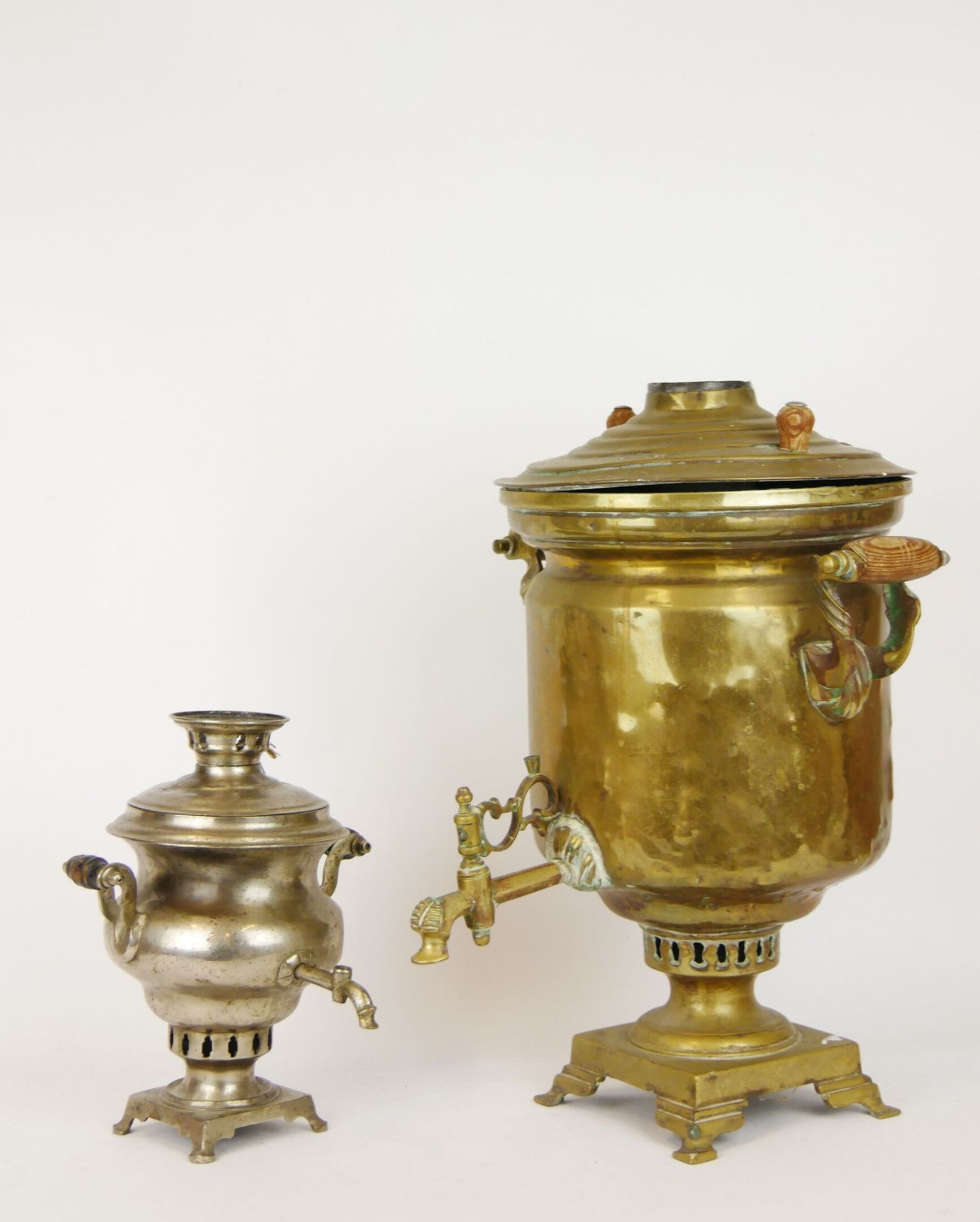 Null Lot of Samovars including : 

Brass Samovar, the handles in wood

Russian w&hellip;