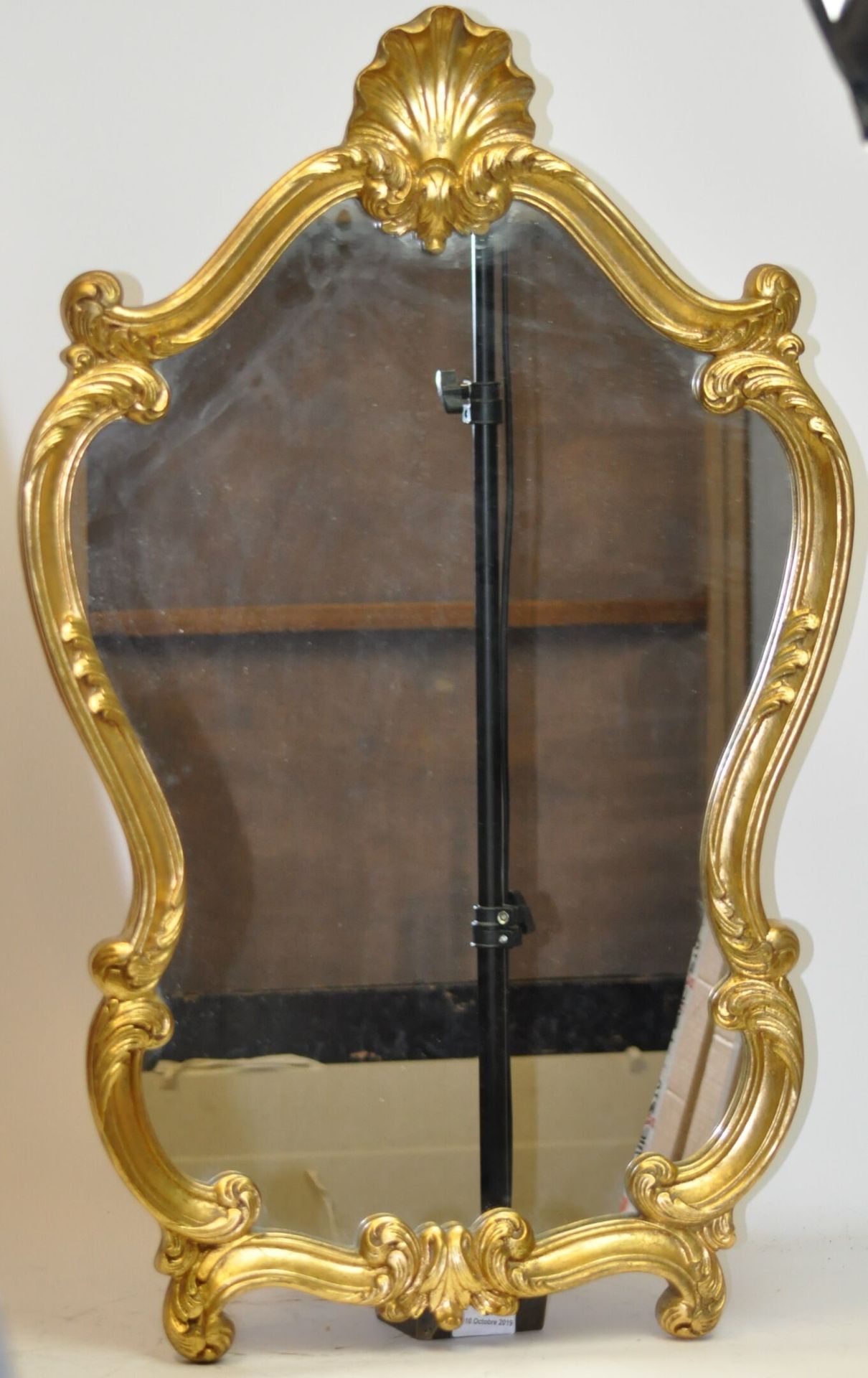 Null Carved and gilded wood mirror with a violin shape, topped by a shell and de&hellip;