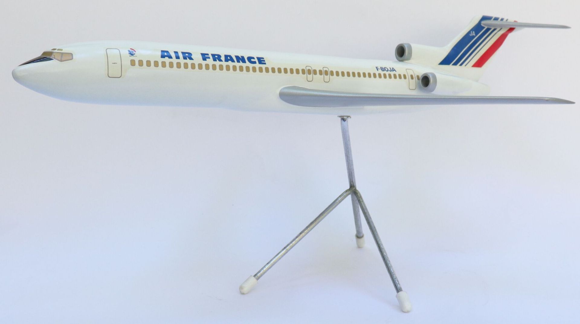 Null 波音B-727法国航空。

树脂机构模型，注册F-BOJA，新的标志。

金属三脚架底座。

翼展：34厘米。高度：24厘米。



2021年11月&hellip;