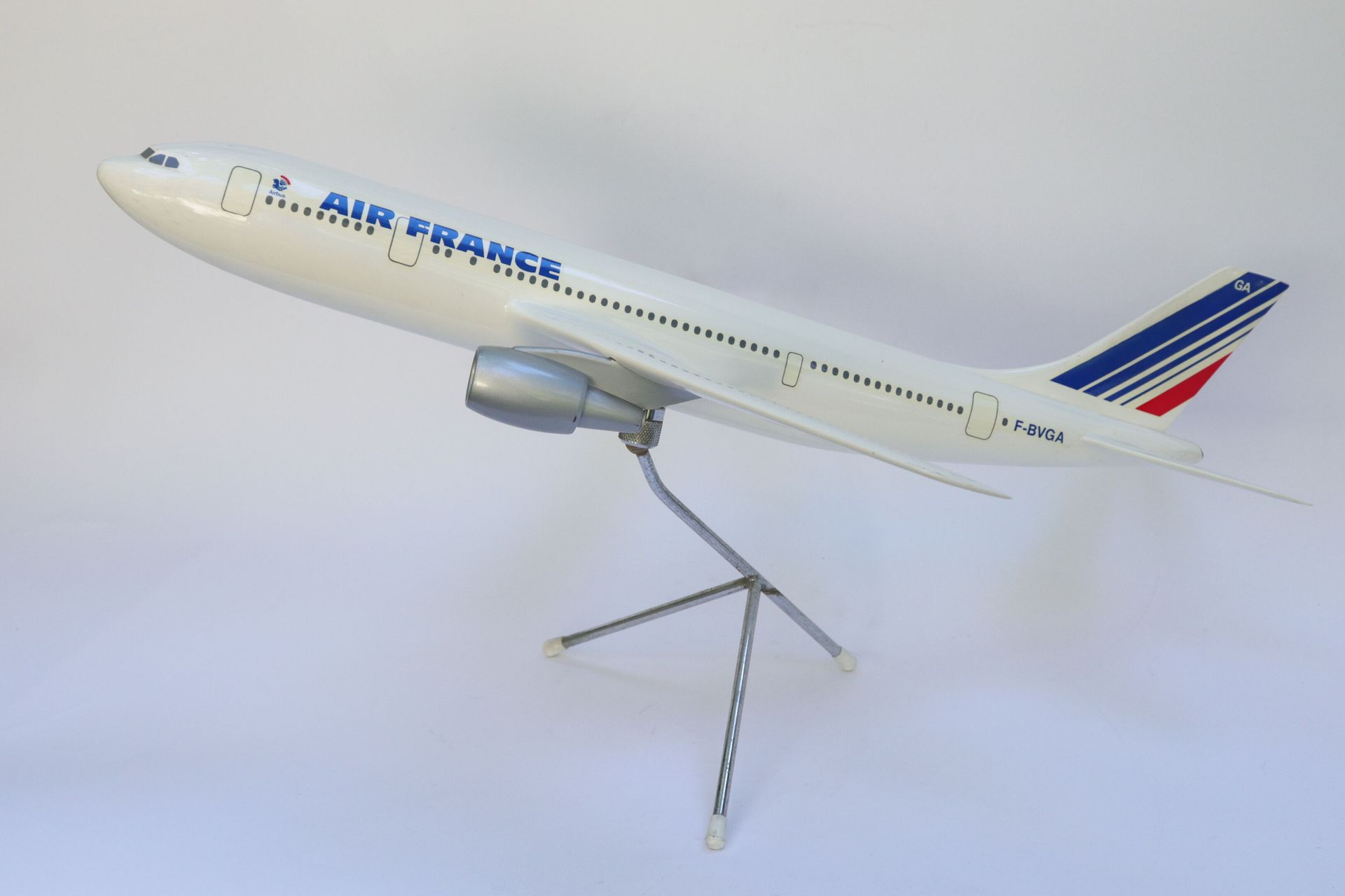 Null 空中客车A300法国航空公司。

在塑料树脂中注册的机构模型F-VGA。

镀铬金属的三脚架底座。

翼展：46厘米。状况良好。



2021年11&hellip;