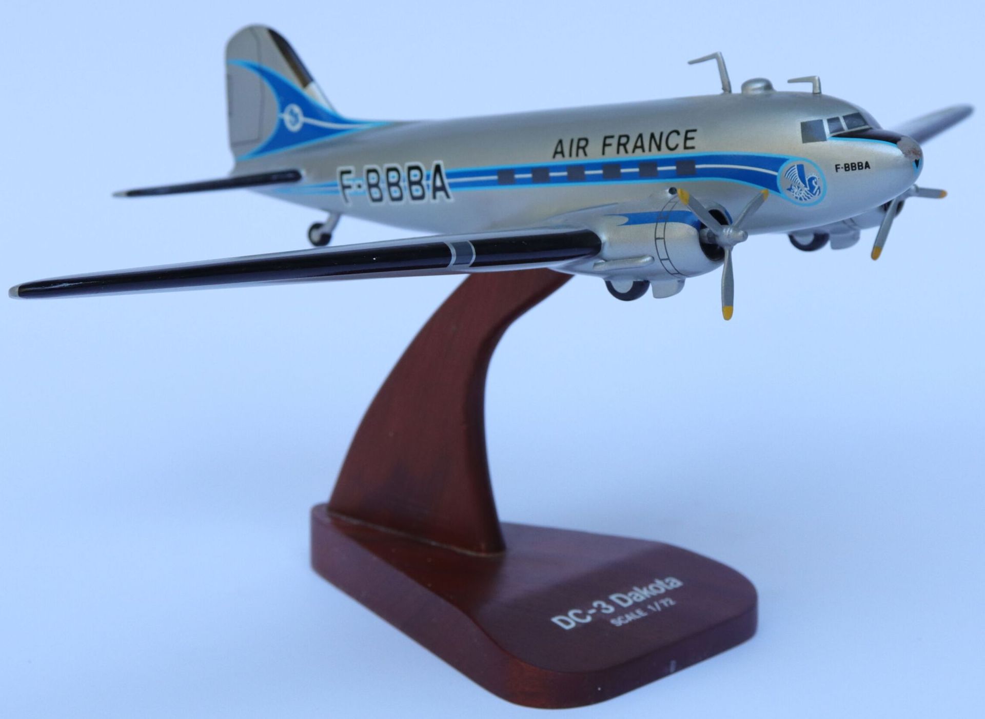 Null 道格拉斯DC-3法国航空。

彩绘木质模型，注册号为F-BBBA。

在一个木质底座上，当代制造，比例为1/72e。

翼展40厘米。高18厘米。

&hellip;