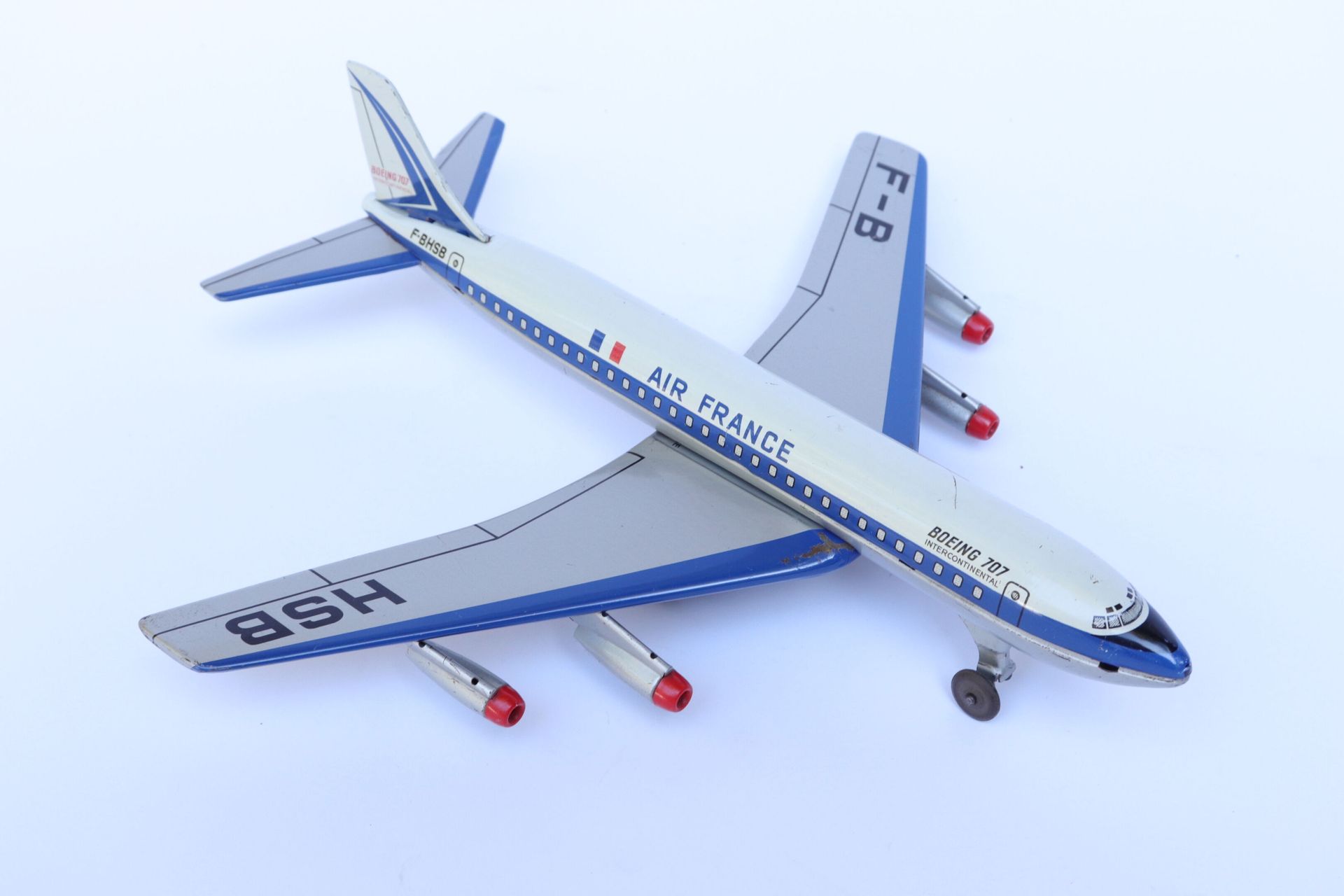 Null 法国BOEING B-707洲际航空公司。

石印金属板的玩具飞机JOUSTRA，注册号为F-BHSB。

摩擦机制。1960's.

翼展：31厘米&hellip;
