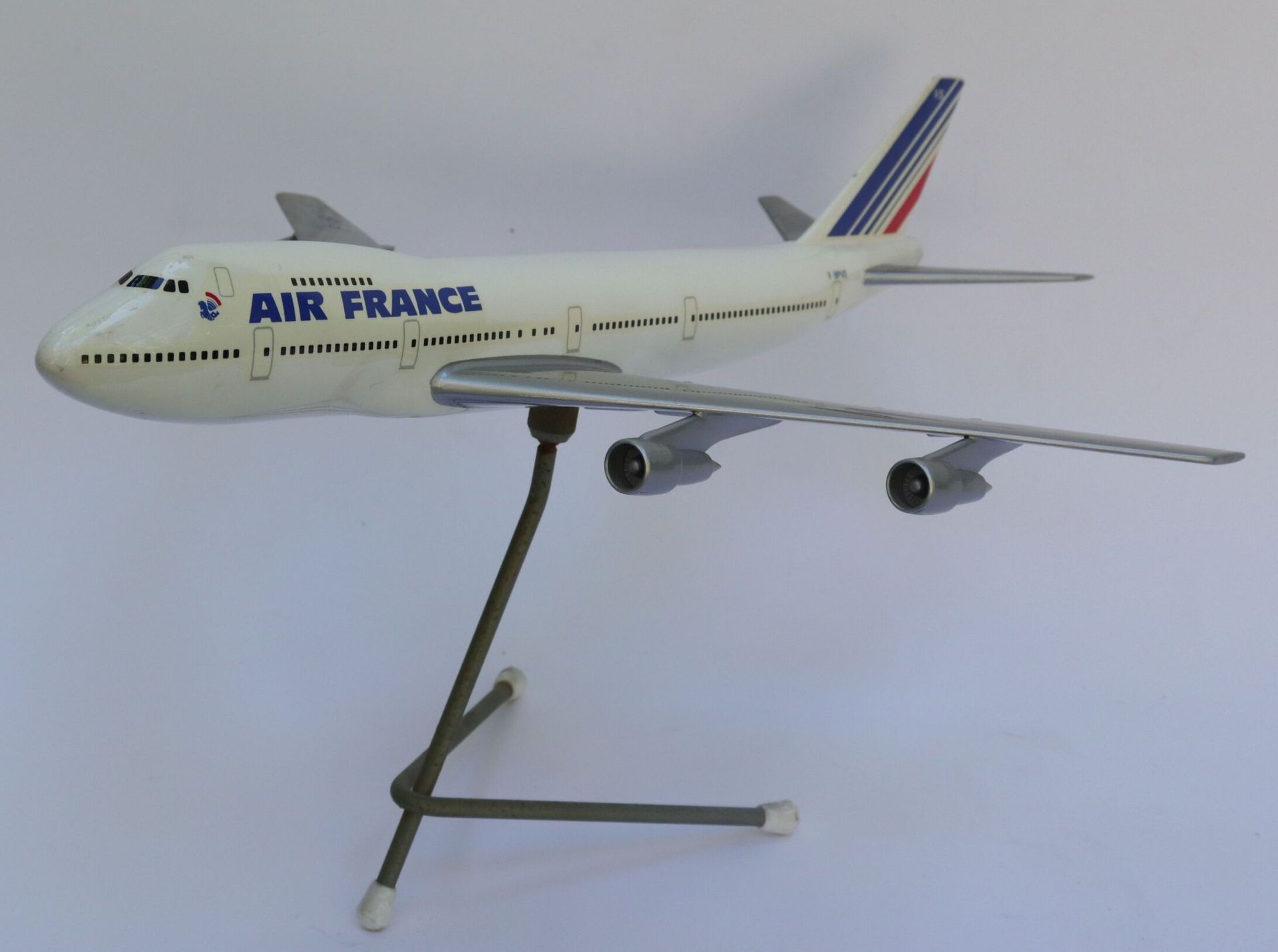 Null 波音B-747法国航空。

带有F-BPVS注册的树脂和塑料模型。

金属三脚架底座。

翼展30厘米。状况非常好。



2021年11月9日（星期&hellip;
