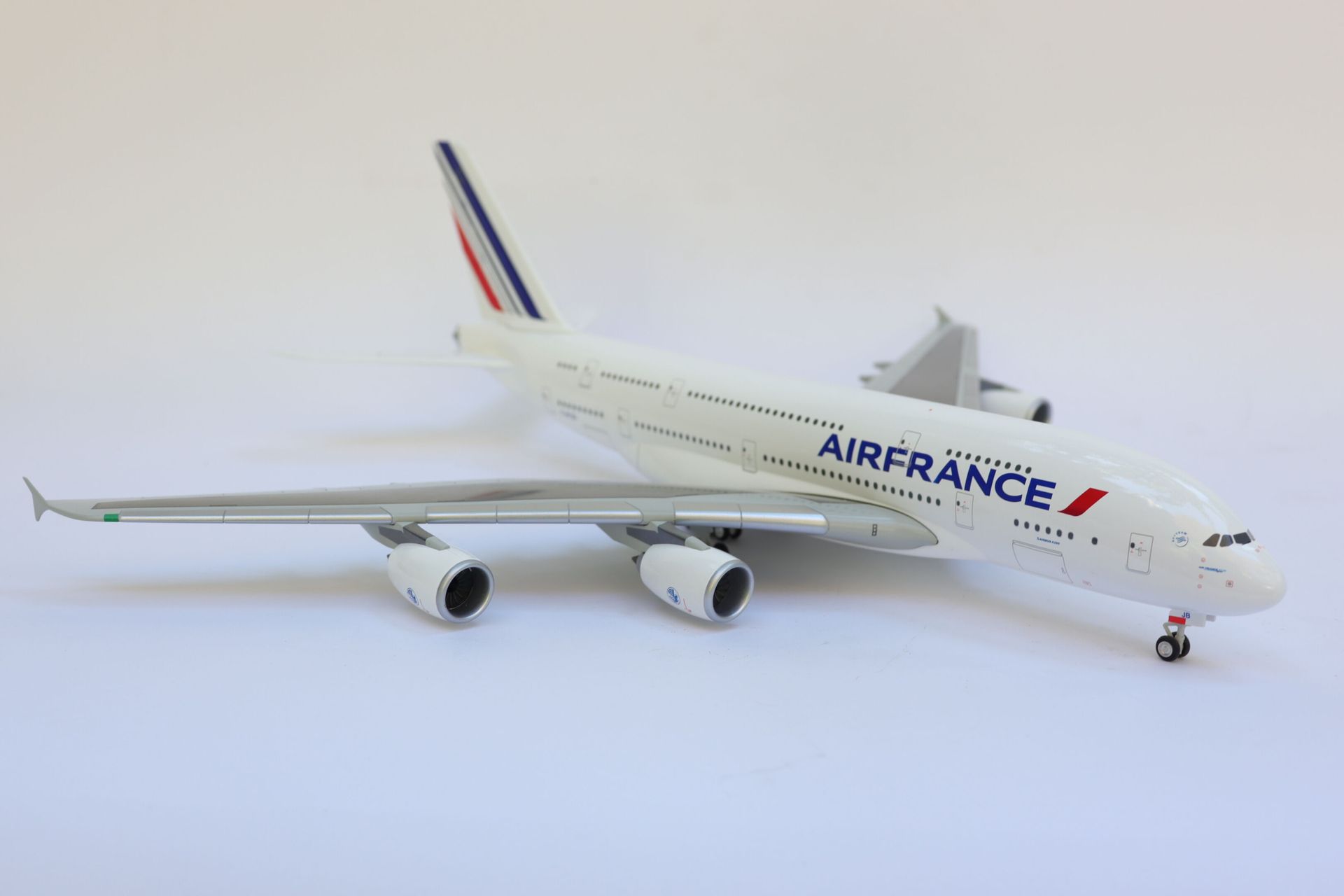 Null 空中客车A380法国航空公司。

树脂模型，注册号为F-HPJB。

由Herpa制造，在其列车上呈现。

比例为1/200。

翼展：41厘米。TB&hellip;