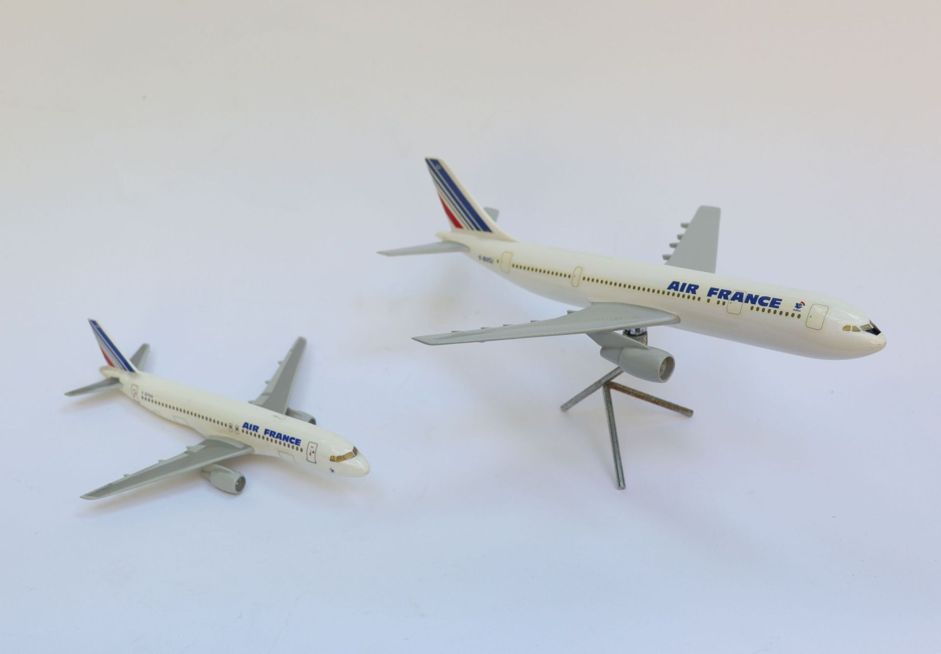 Null AIRBUS A300 / 320 AIR FRANCE.

Two plastic models.

One on metal base.

Spa&hellip;