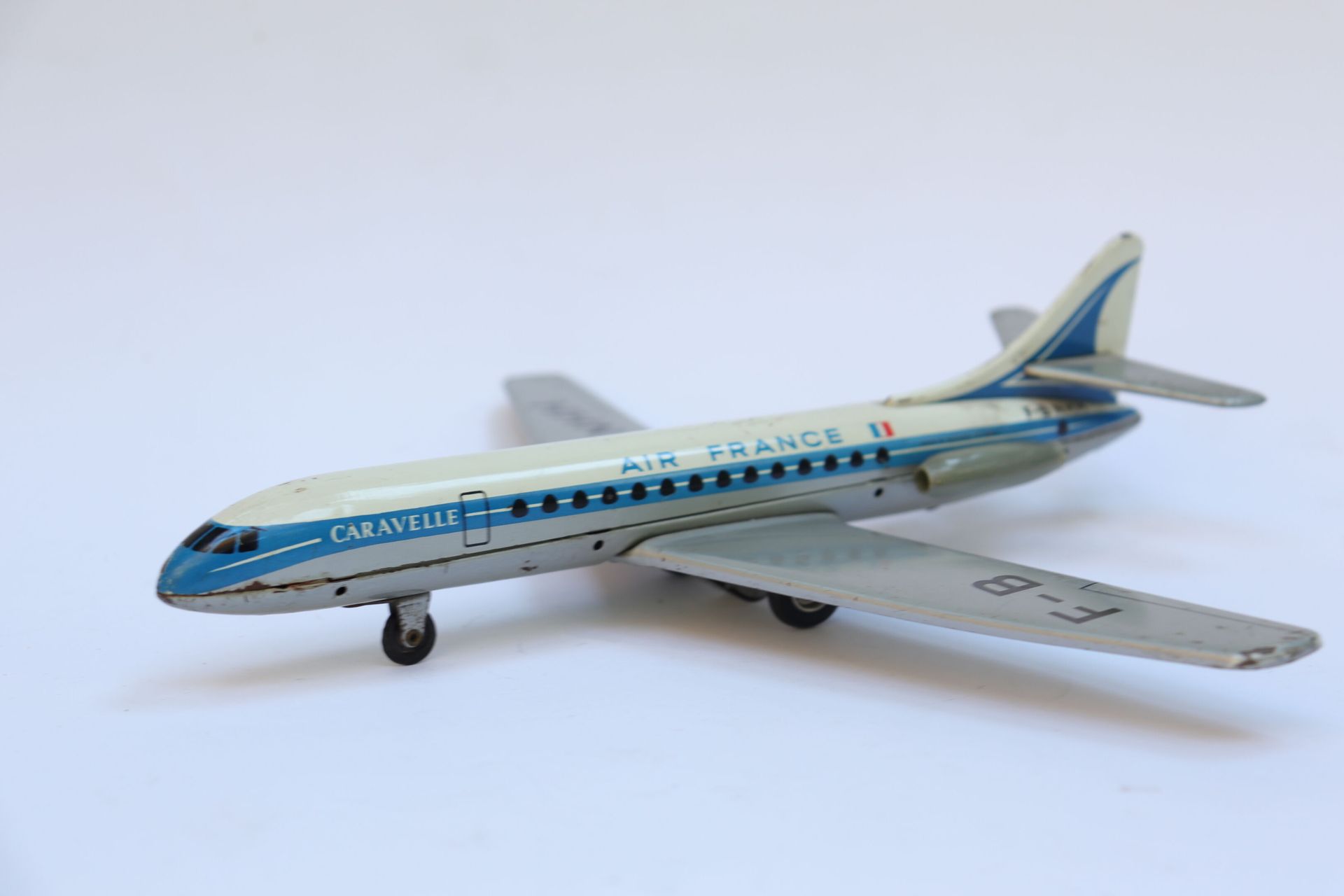 Null S.E. 210 Caravelle Air France.

石版印刷的金属板玩具飞机，注册号为F-BNHH。

摩擦引擎。

翼展25厘米。有些划&hellip;