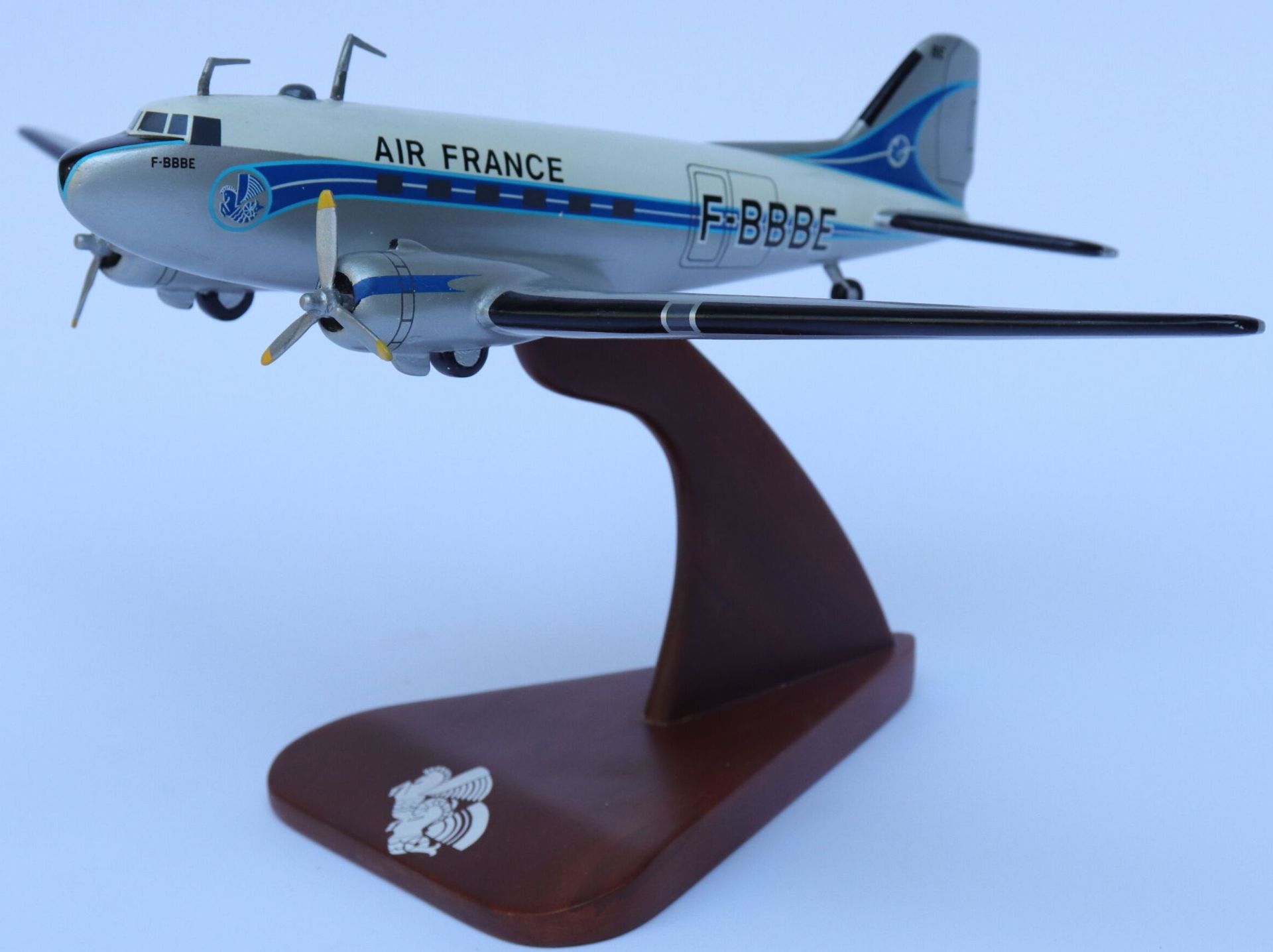 Null DOUGLAS DC-3 AIR FRANCE.

Painted wooden model registered F-BBBE.

On a woo&hellip;