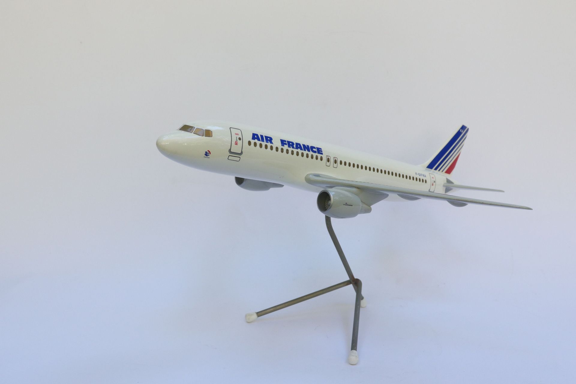 Null 空中客车A320法国航空公司。

树脂模型注册F-GFKA。

金属三脚架底座。

翼展：34厘米。高20厘米。状况非常好。



2021年11月9&hellip;
