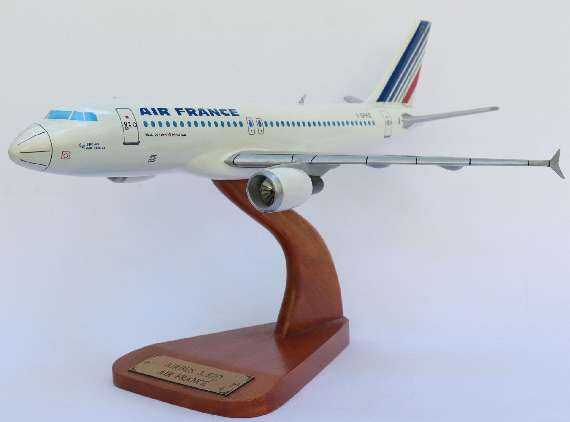 Null 空中客车A320法国航空公司。

当代的木质喷漆模型，注册号为F-GFKZ，都灵市。

木质底座。

翼展：35厘米。高22厘米。状况非常好。



&hellip;