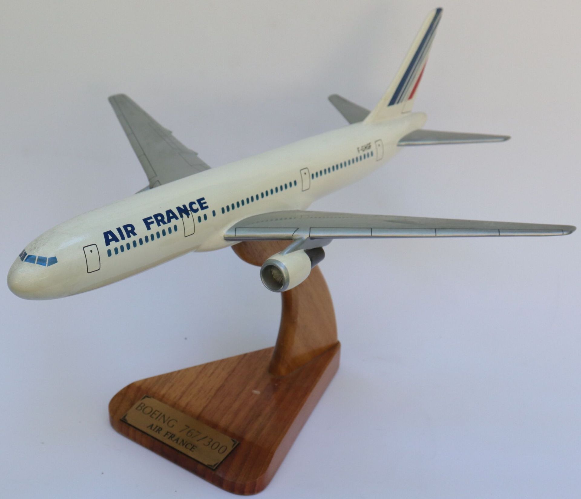 Null 波音767-300法国航空。

当代油漆木制模型，注册号为F-GHGF。

木质底座。

翼展：35厘米。高度：24厘米。



2021年11月9日&hellip;