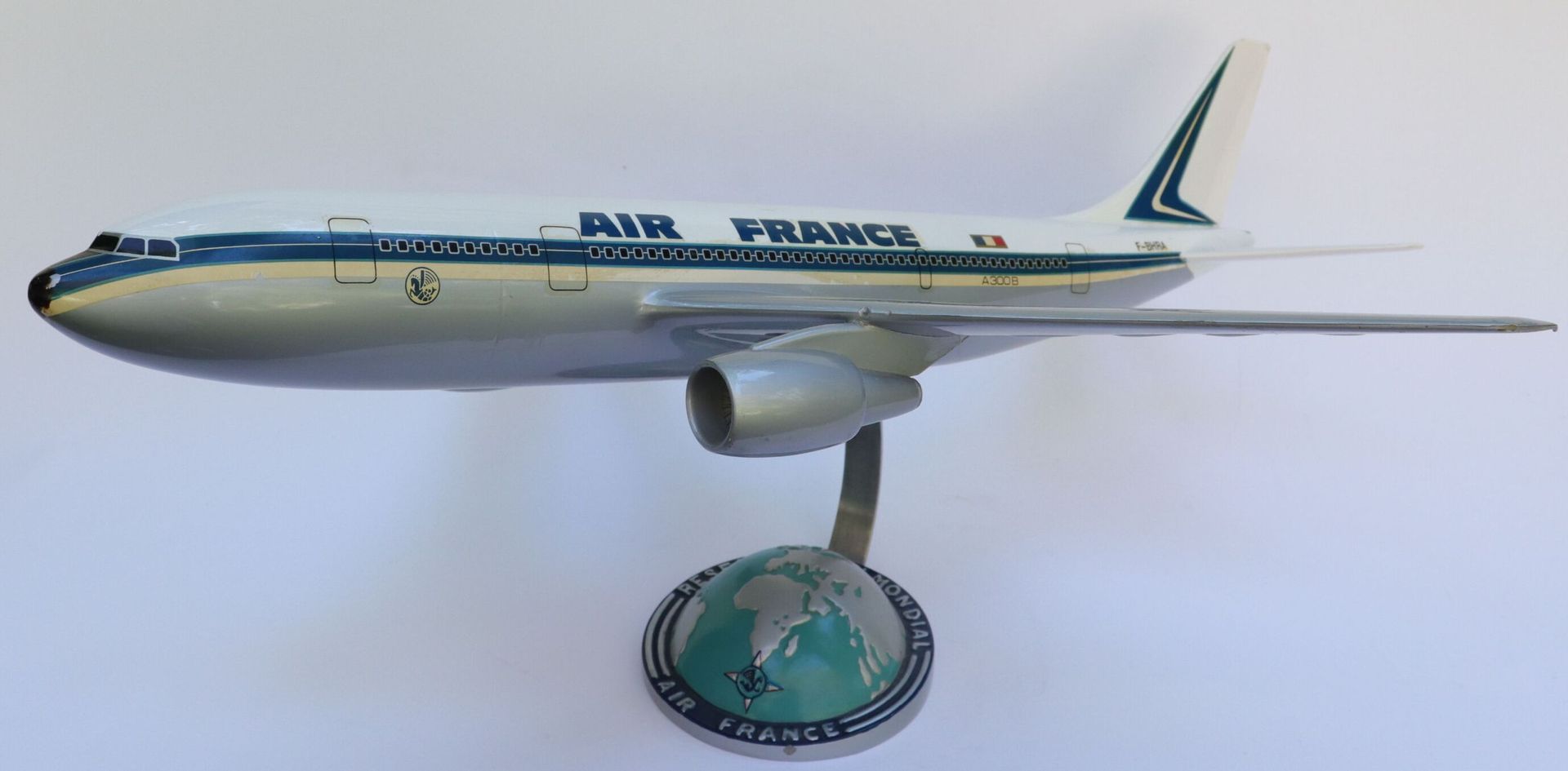 Null 空中客车A300B法国航空。

仿古树脂模型，装饰有老公司的颜色，注册号为F-BHRA。

左后翼上有裂痕。

呈现在一个Socatec树脂地球仪的底&hellip;