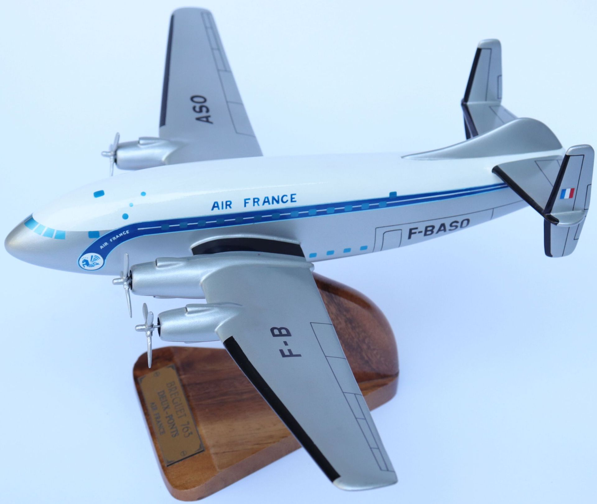 Null BREGUET 765 Deux-Ponts AIR FRANCE.

注册号为F-BASO的涂漆木质模型。清漆木质底座。

当代制造。

翼展：46&hellip;
