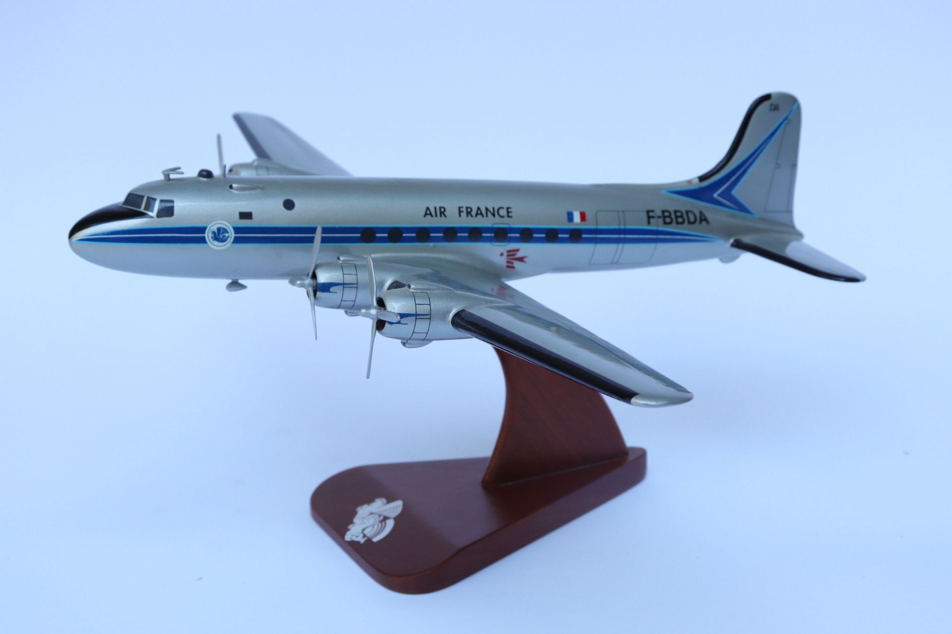 Null 道格拉斯DC-4法国航空。

喷漆的木制模型，注册号为F-BBDA，航空邮件。

清漆木质底座。法航博物馆的当代制造商Socatec。

翼展：48厘&hellip;