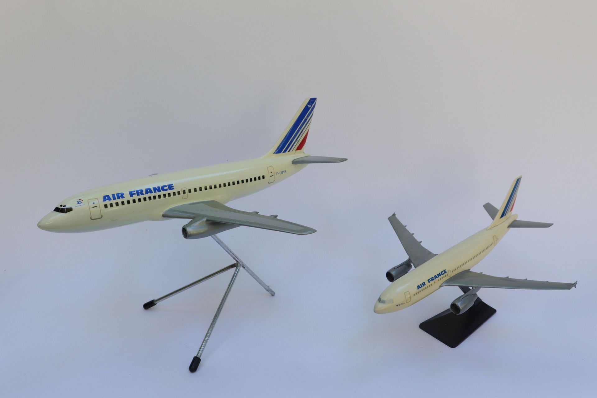 Null 波音B-737-500法国航空。

具有F-GBYA注册的塑料模型。

金属三脚架底座。

翼展：28厘米。高度：22厘米。

右翼附件损坏。



&hellip;