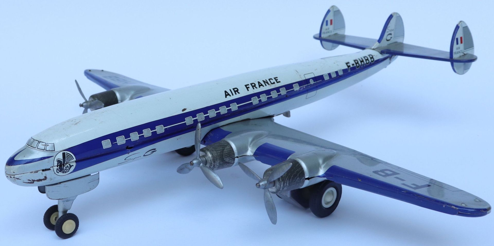Null 洛克希德公司的超级星座航空。

平版印刷的金属板玩具飞机，注册号为F-BHBB。

摩擦机制。约1961年由JOUSTRA公司制造。

翼展：50厘米&hellip;