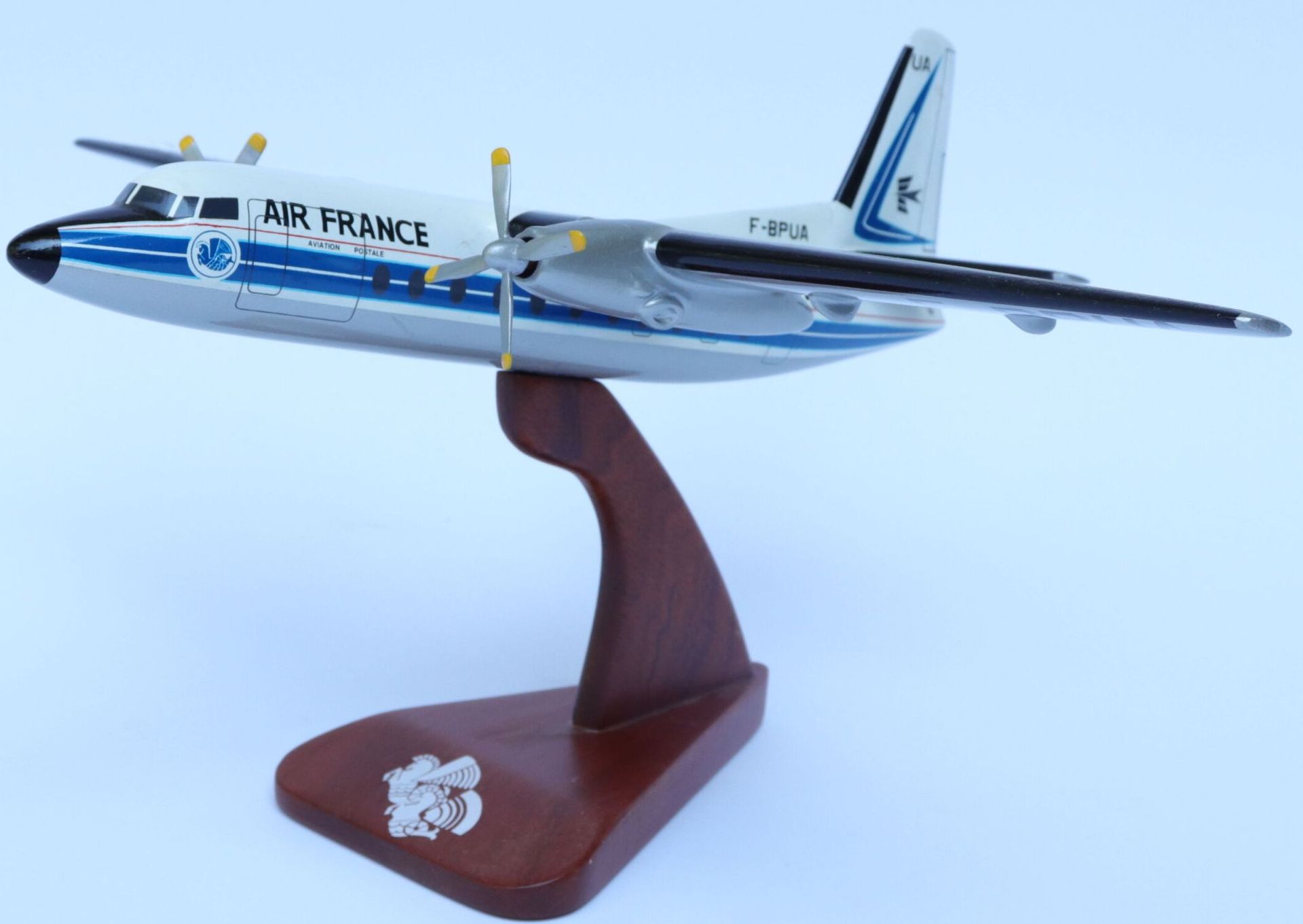 Null Fokker F-27 Air France Aviation Postale.

涂装的木制模型，注册号为F-BPUA。

木质底座。

当代实现S&hellip;