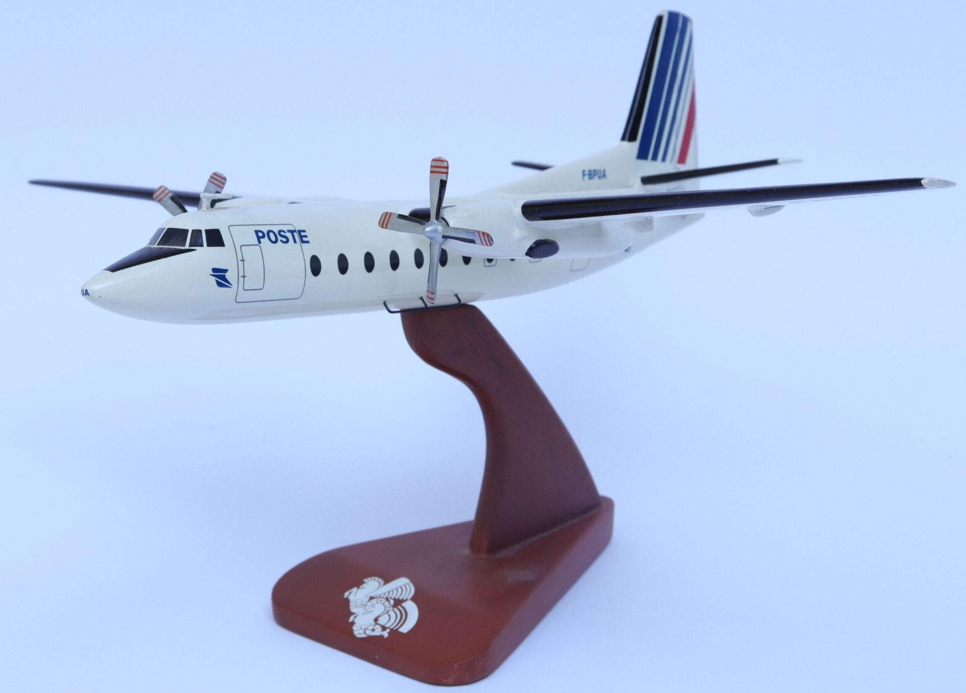 Null Fokker F-27 Air France Aviation Postale.

涂装的木制模型，注册号为F-BPUA。新的装饰。

木质底座。

&hellip;