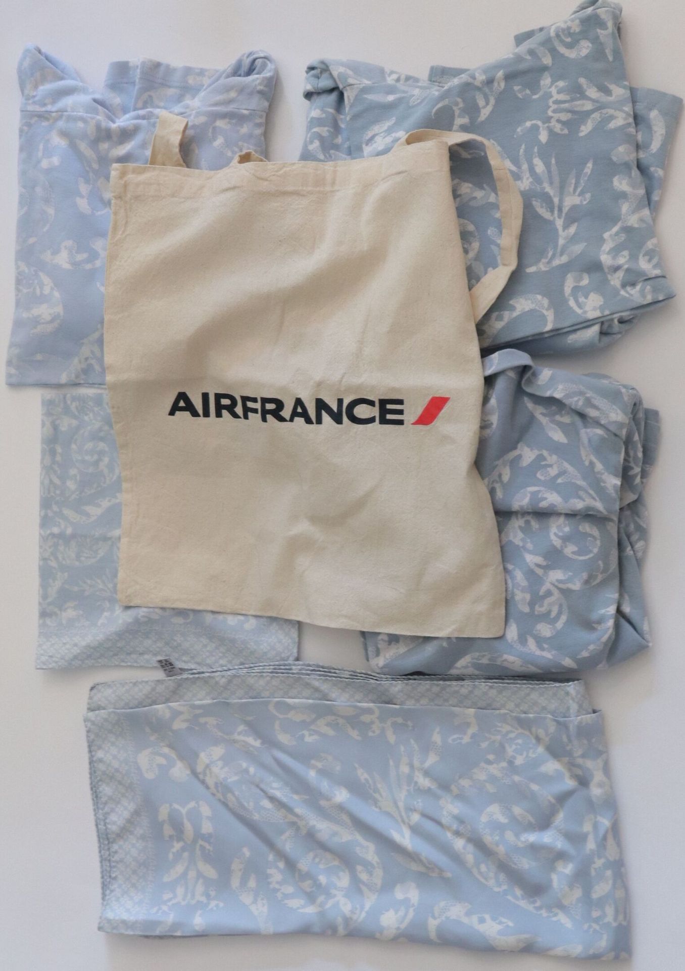 Null LOT DE VÊTEMENTS D'HÔTESSE AIR FRANCE. 

3 sweats en coton à motif bleu cie&hellip;