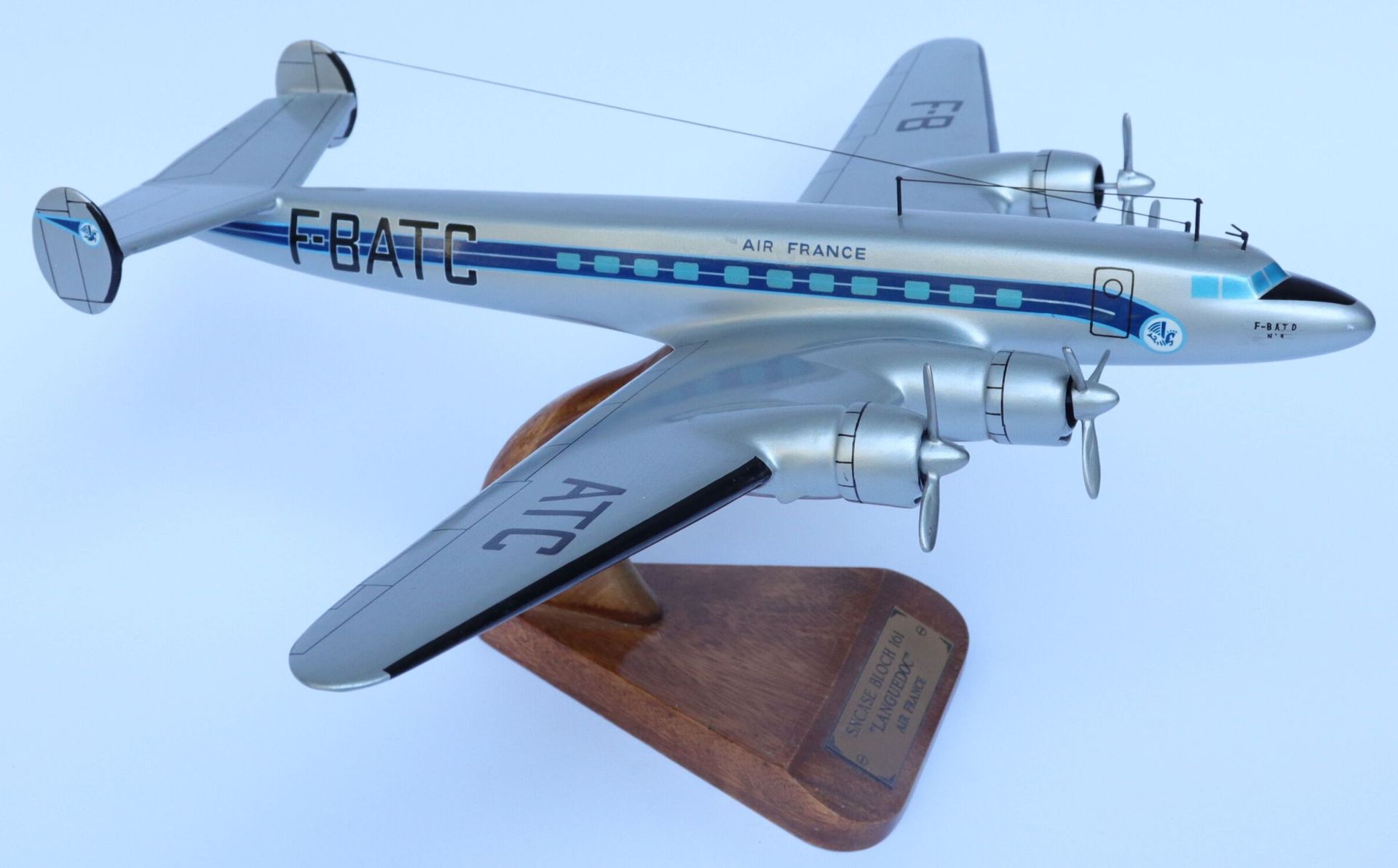 Null Sncase Bloch 161 Languedoc Air France.

喷漆的木制模型，注册号为F-BATC。

清漆木质底座。

当代制造。&hellip;