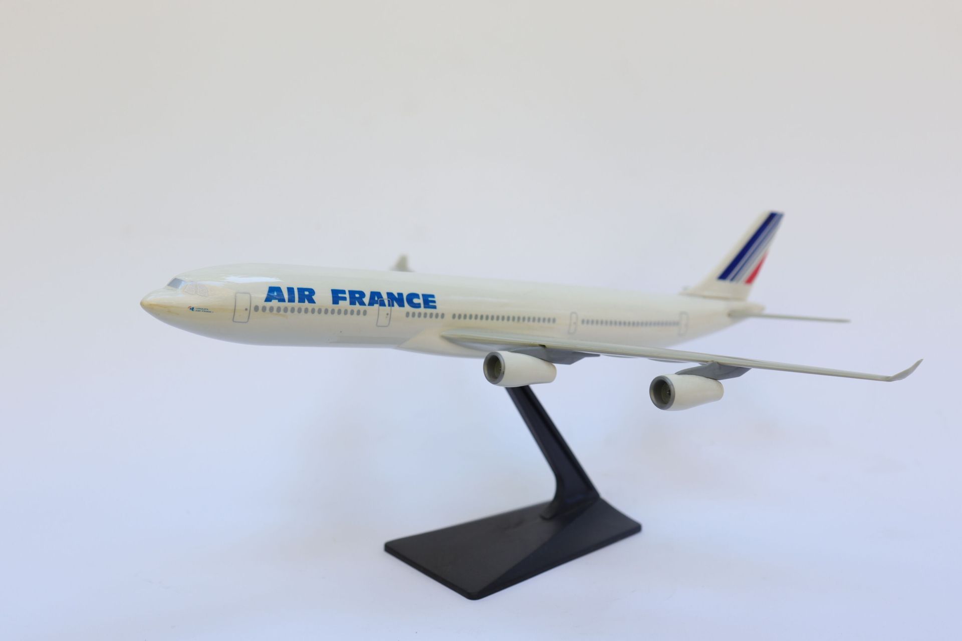 Null AIRBUS A340 AIR FRANCE.

Kunststoffmodell auf Sockel.

Flügelspannweite: 30&hellip;