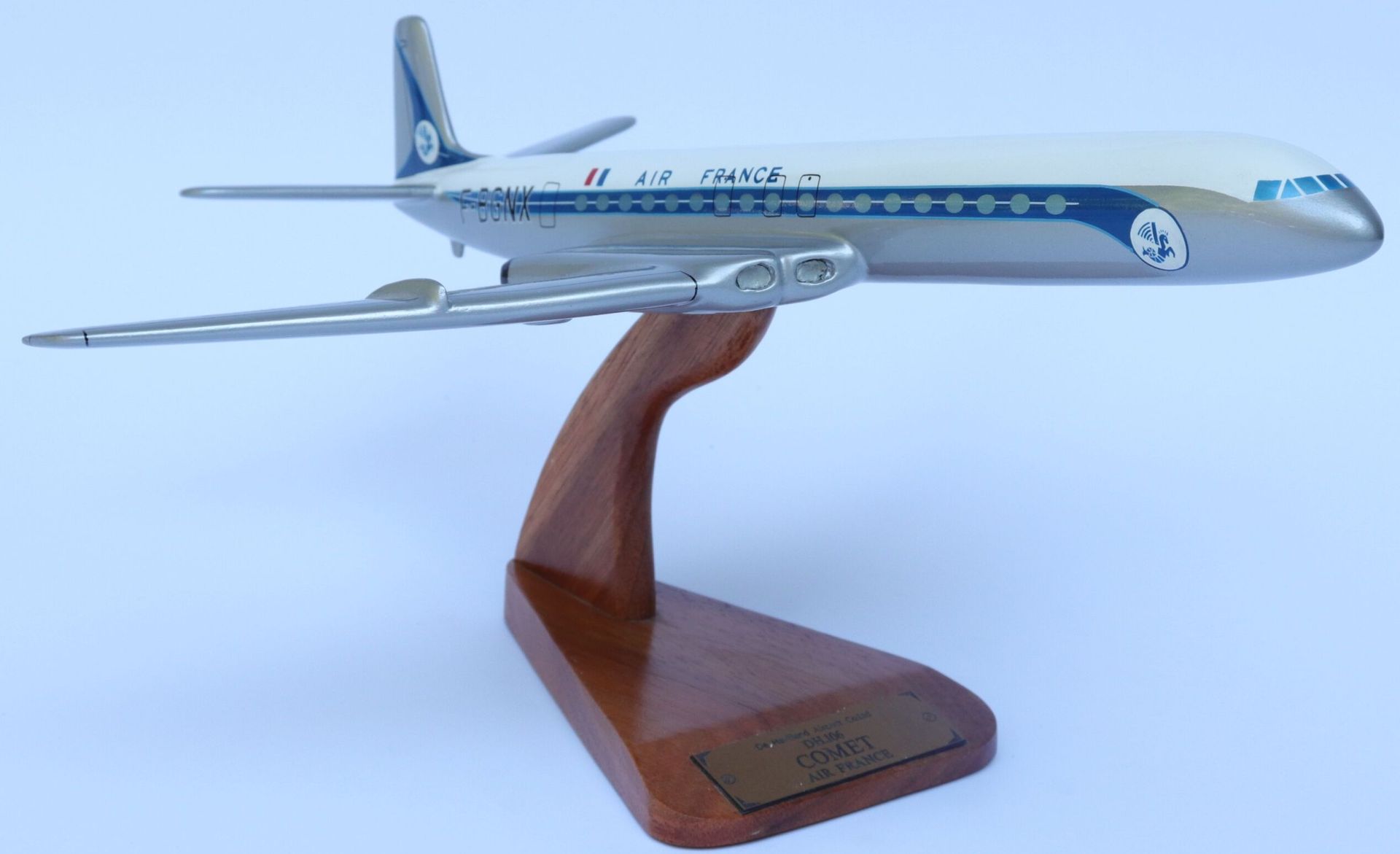 Null DE HAVILLAND DH 106 Comet Air France.

彩绘木质模型，注册号为F-BGNX。

木质底座。

现代设计。

翼展&hellip;