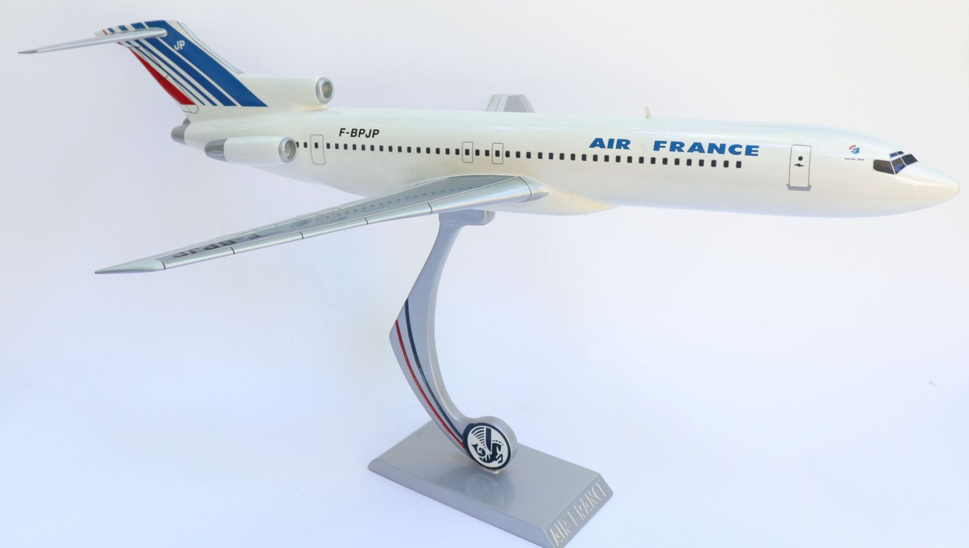 Null 波音B-727法国航空。

当代油漆木制模型，注册号为F-BPJP。

带虾的树脂底座（底座底部的事故）。

翼展47厘米。高度：32厘米。



2&hellip;