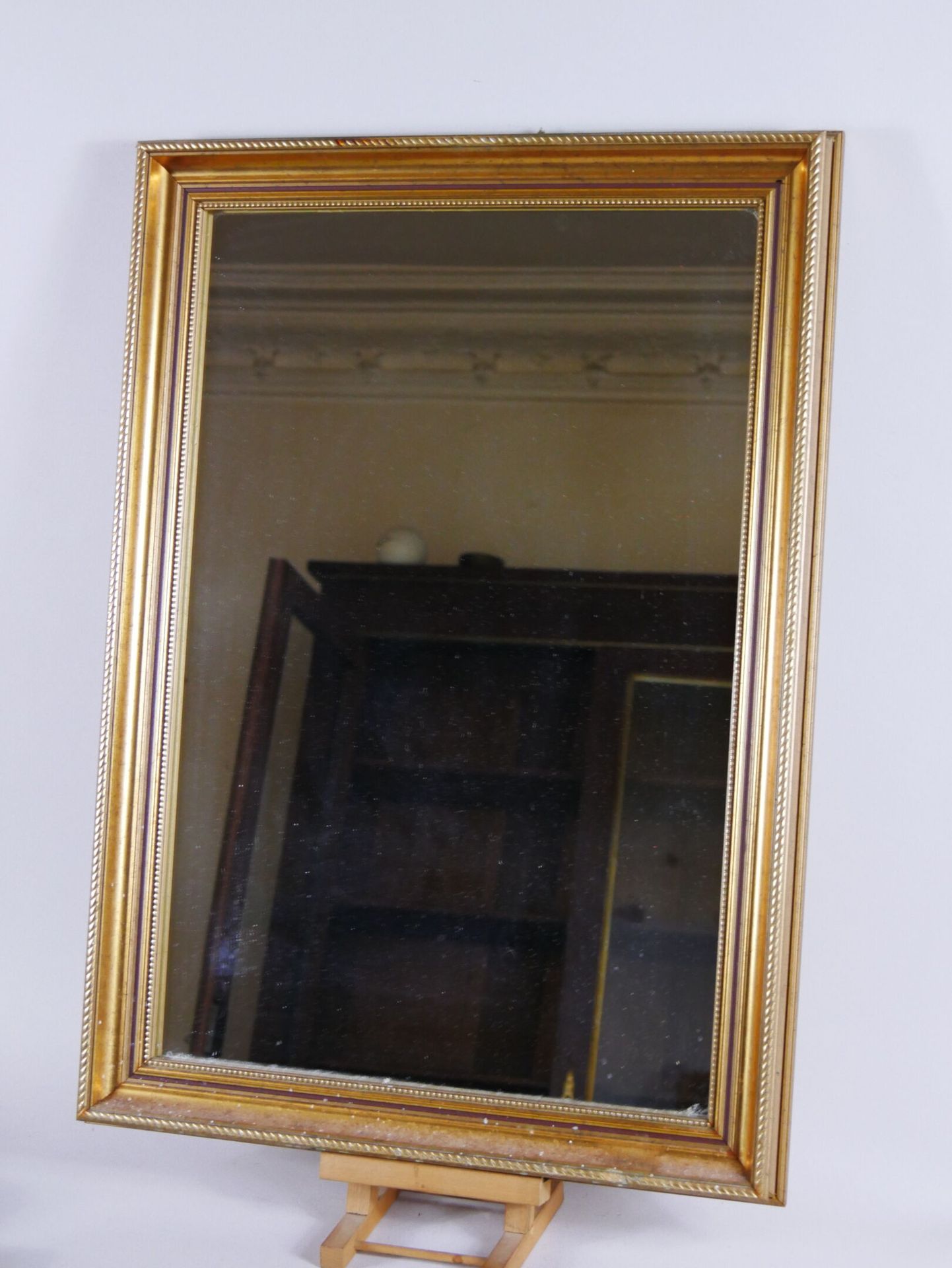 Null Lot de deux miroirs en bois doré. 

Dimensions : 80 x 26 cm (Manques et pet&hellip;