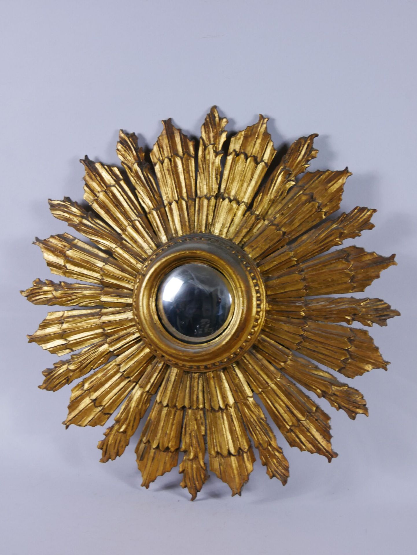 Null Miroir soleil en bois sculpté et doré.

Époque XXe siècle.

(Restaurations)&hellip;