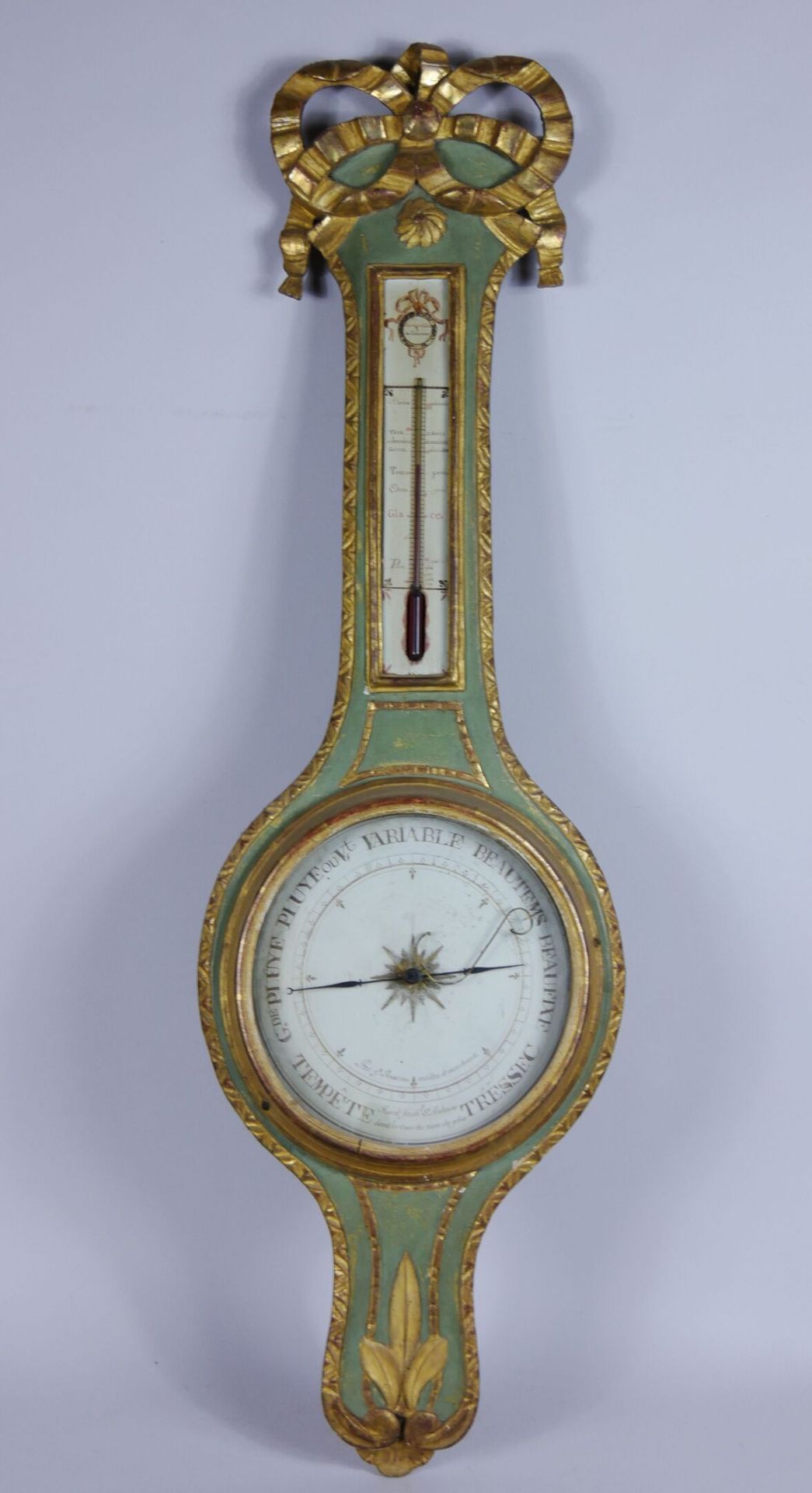 Null Baromètre-thermomètre d'applique en bois laqué vert et doré, selon Réaumur,&hellip;