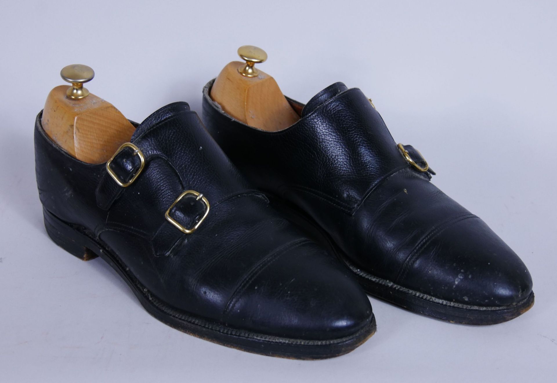 Null JOHN LOBB modèle William

Paire de chaussures en cuir noir à boucles. Taill&hellip;
