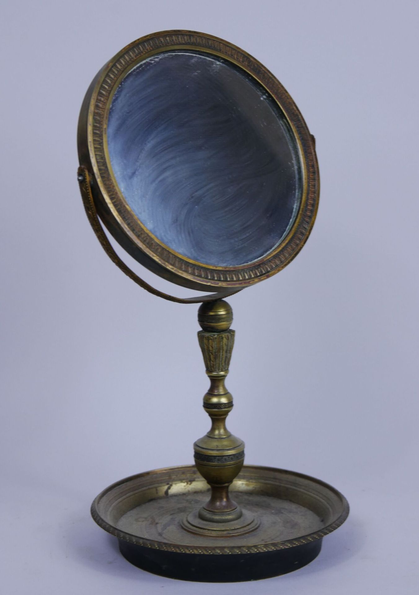 Null Psyché de coiffeuse formant baguier en bronze guilloché, le miroir circulai&hellip;