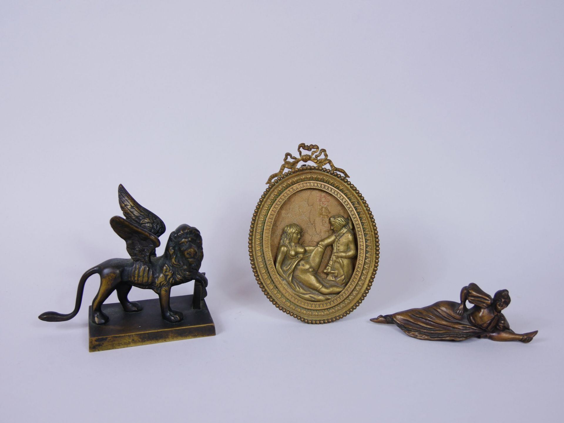 Null Lot en bronze, comprenant : 

-	Un médaillon érotique. H : 13 cm.

-	Une ép&hellip;