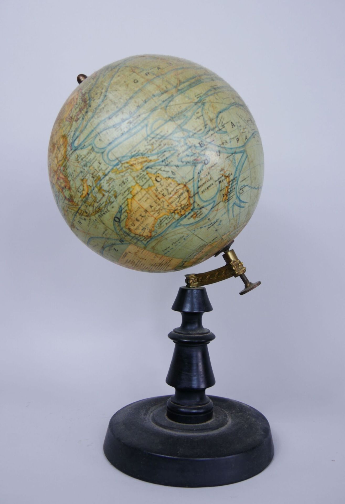 Null Globe terrestre échelle 1/65 000 000 dressé par J. Forest géographe. FOREST&hellip;